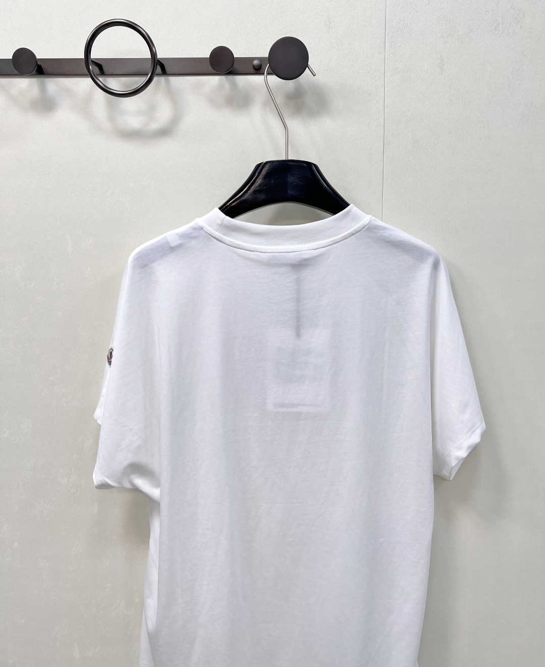 🆕 MONCLER 蒙口立体字母刺绣短袖T恤✨ 胸口字母标志刺绣 —— 经典蒙口徽标点缀，低调彰显品牌基