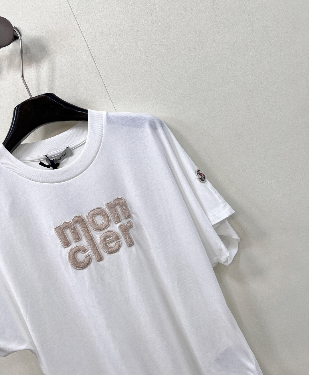 🆕 MONCLER 蒙口立体字母刺绣短袖T恤✨ 胸口字母标志刺绣 —— 经典蒙口徽标点缀，低调彰显品牌基