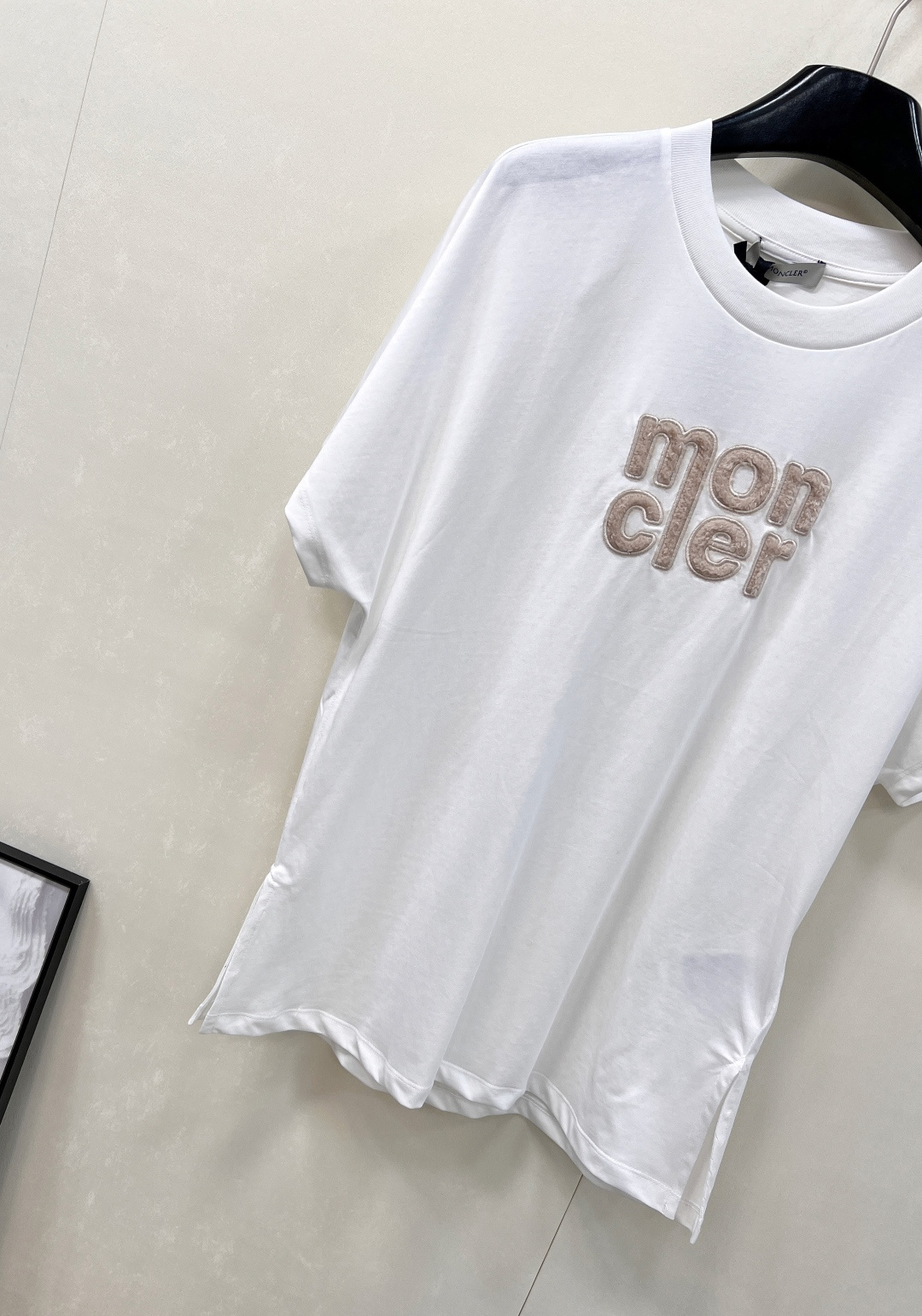 🆕 MONCLER 蒙口立体字母刺绣短袖T恤✨ 胸口字母标志刺绣 —— 经典蒙口徽标点缀，低调彰显品牌基