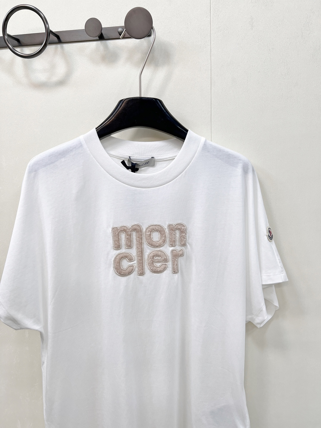 🆕 MONCLER 蒙口立体字母刺绣短袖T恤✨ 胸口字母标志刺绣 —— 经典蒙口徽标点缀，低调彰显品牌基