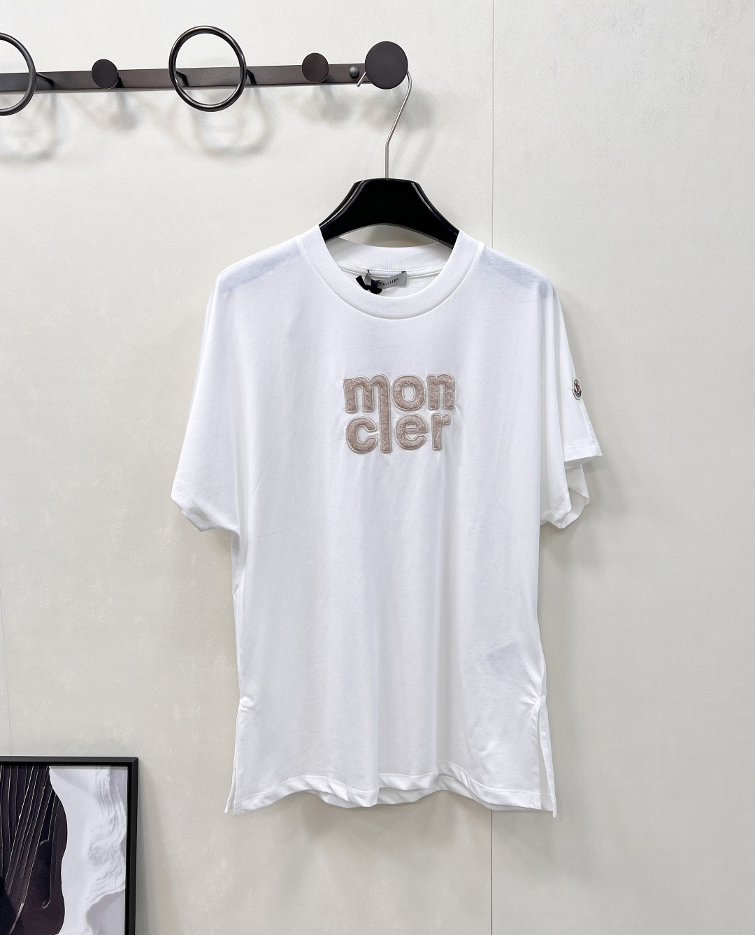 🆕 MONCLER 蒙口立体字母刺绣短袖T恤✨ 胸口字母标志刺绣 —— 经典蒙口徽标点缀，低调彰显品牌基