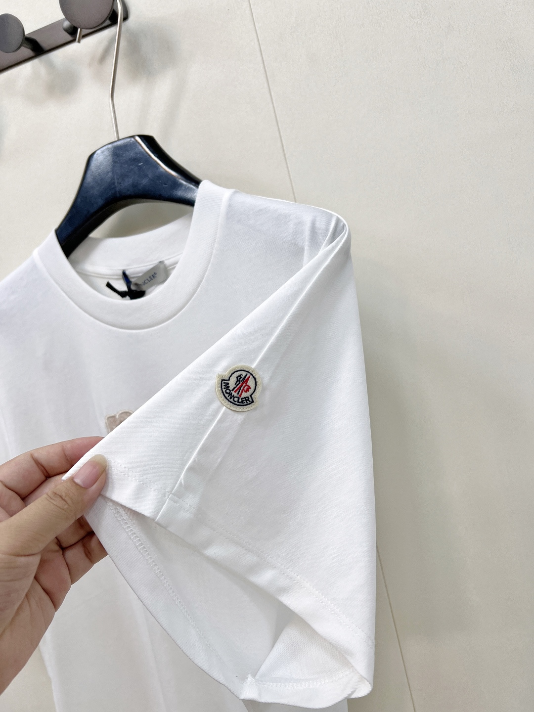 🆕 MONCLER 蒙口立体字母刺绣短袖T恤✨ 胸口字母标志刺绣 —— 经典蒙口徽标点缀，低调彰显品牌基