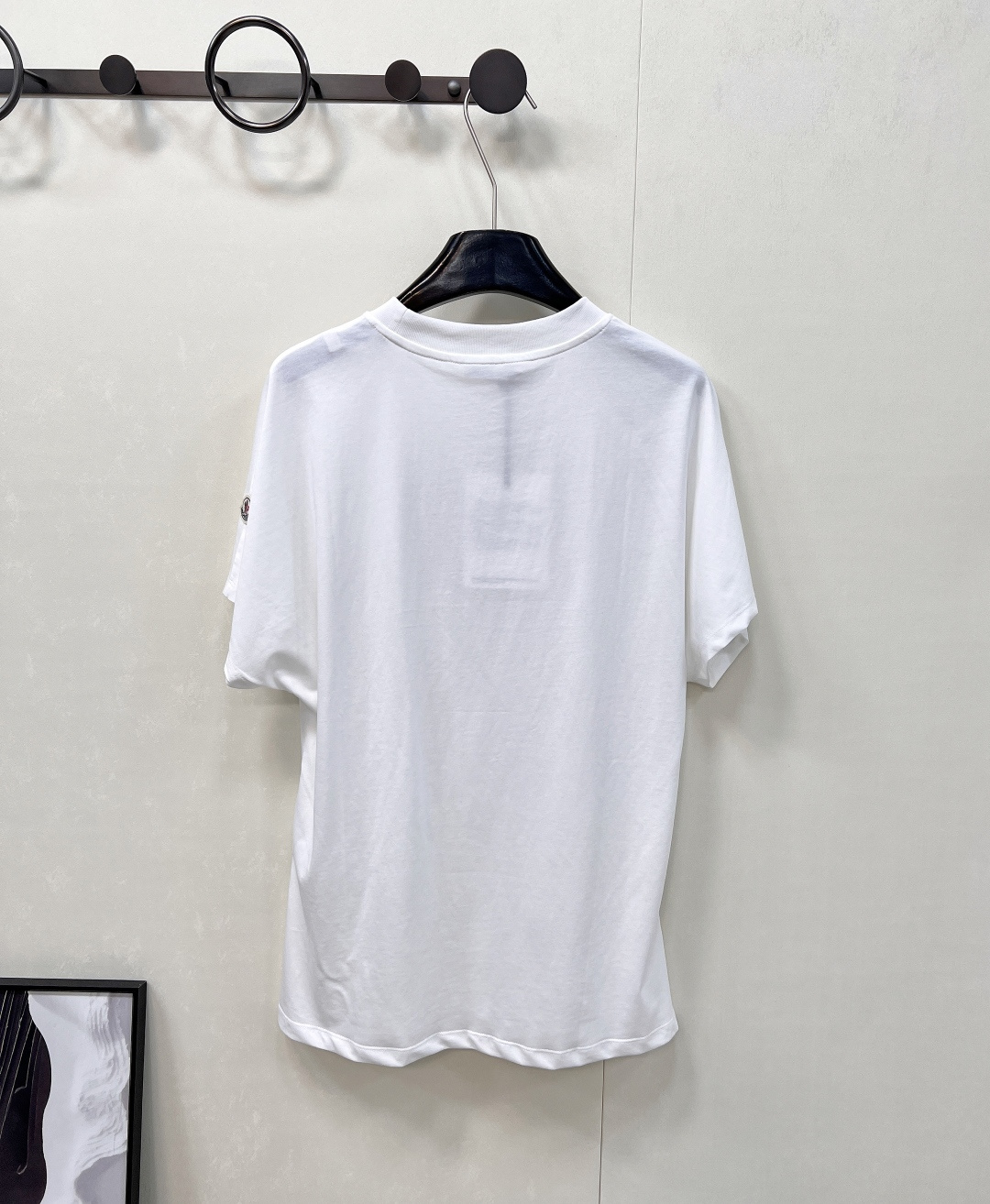 🆕 MONCLER 蒙口立体字母刺绣短袖T恤✨ 胸口字母标志刺绣 —— 经典蒙口徽标点缀，低调彰显品牌基