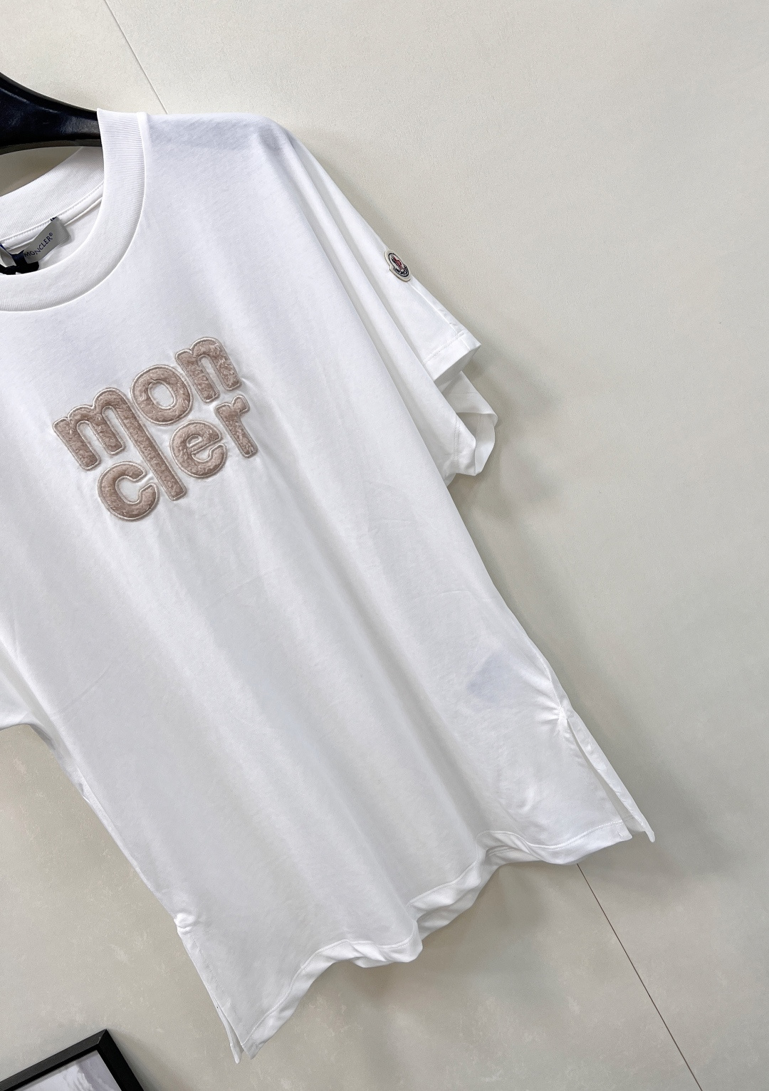 🆕 MONCLER 蒙口立体字母刺绣短袖T恤✨ 胸口字母标志刺绣 —— 经典蒙口徽标点缀，低调彰显品牌基