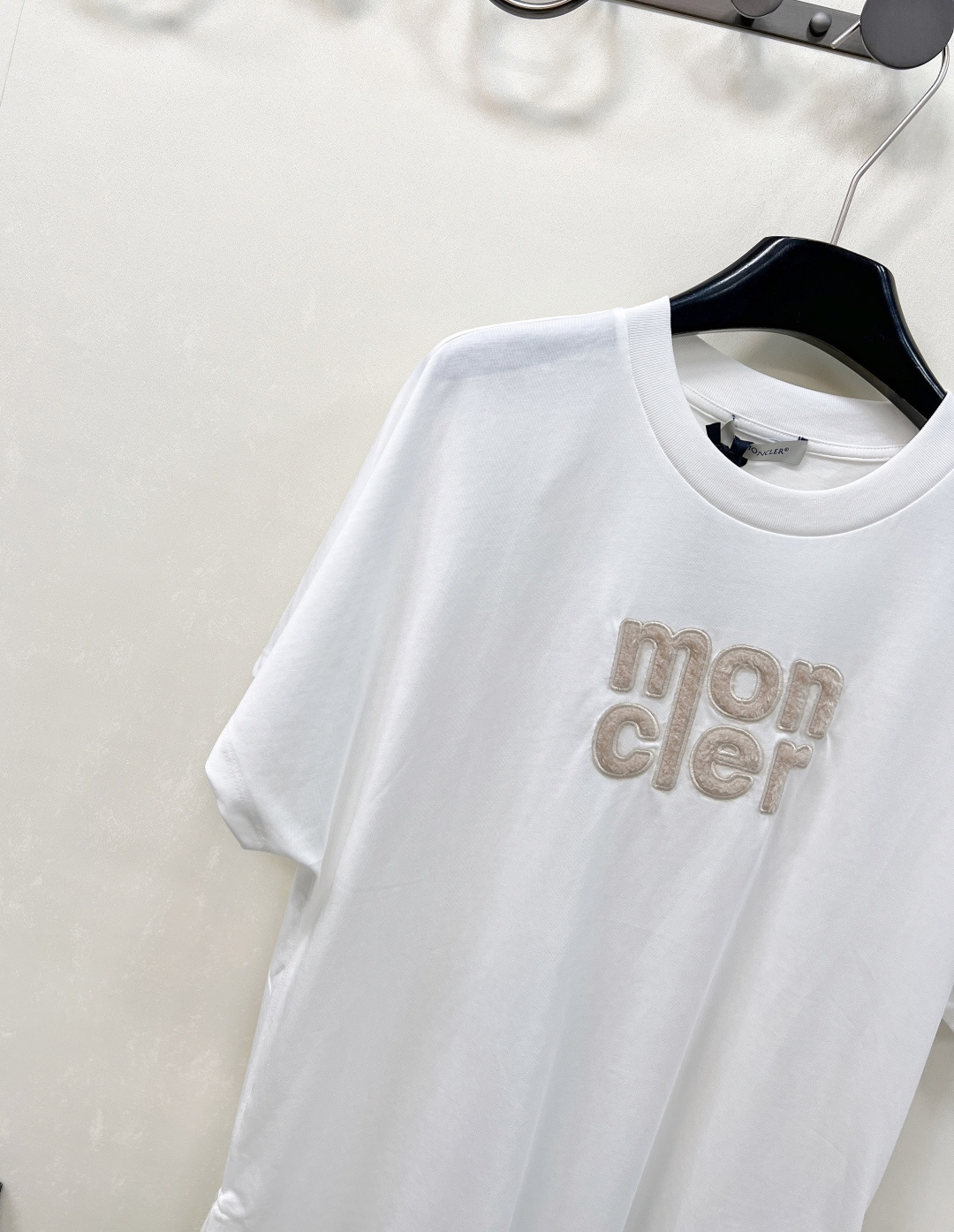 🆕 MONCLER 蒙口立体字母刺绣短袖T恤✨ 胸口字母标志刺绣 —— 经典蒙口徽标点缀，低调彰显品牌基