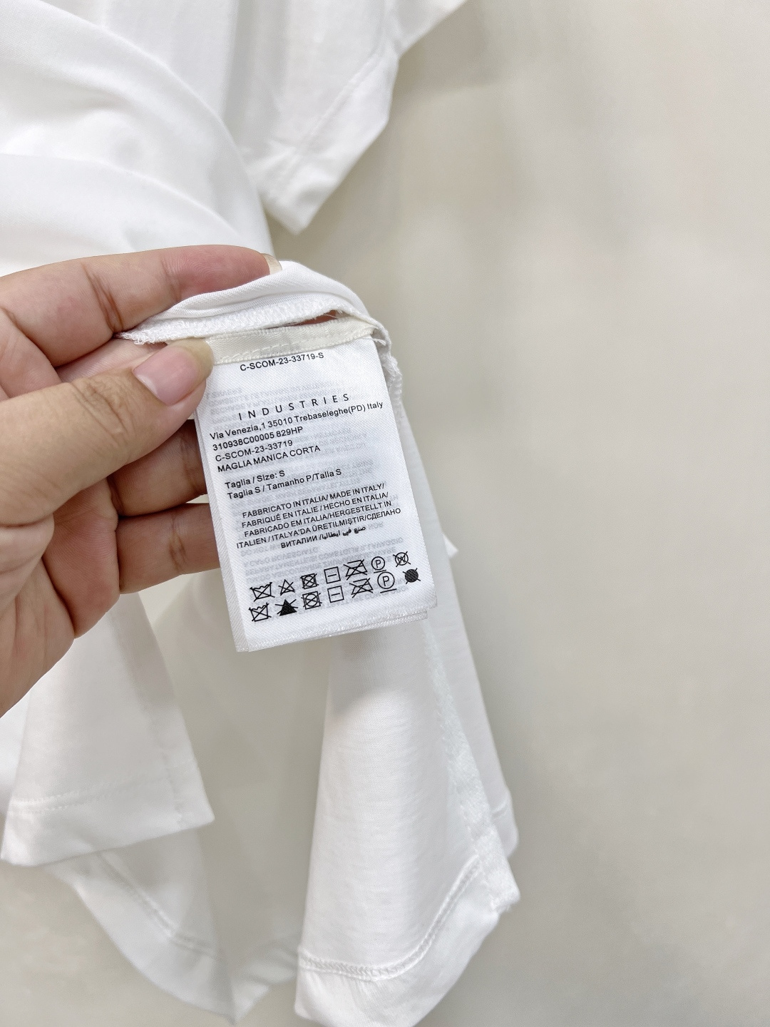 🆕 MONCLER 蒙口立体字母刺绣短袖T恤✨ 胸口字母标志刺绣 —— 经典蒙口徽标点缀，低调彰显品牌基