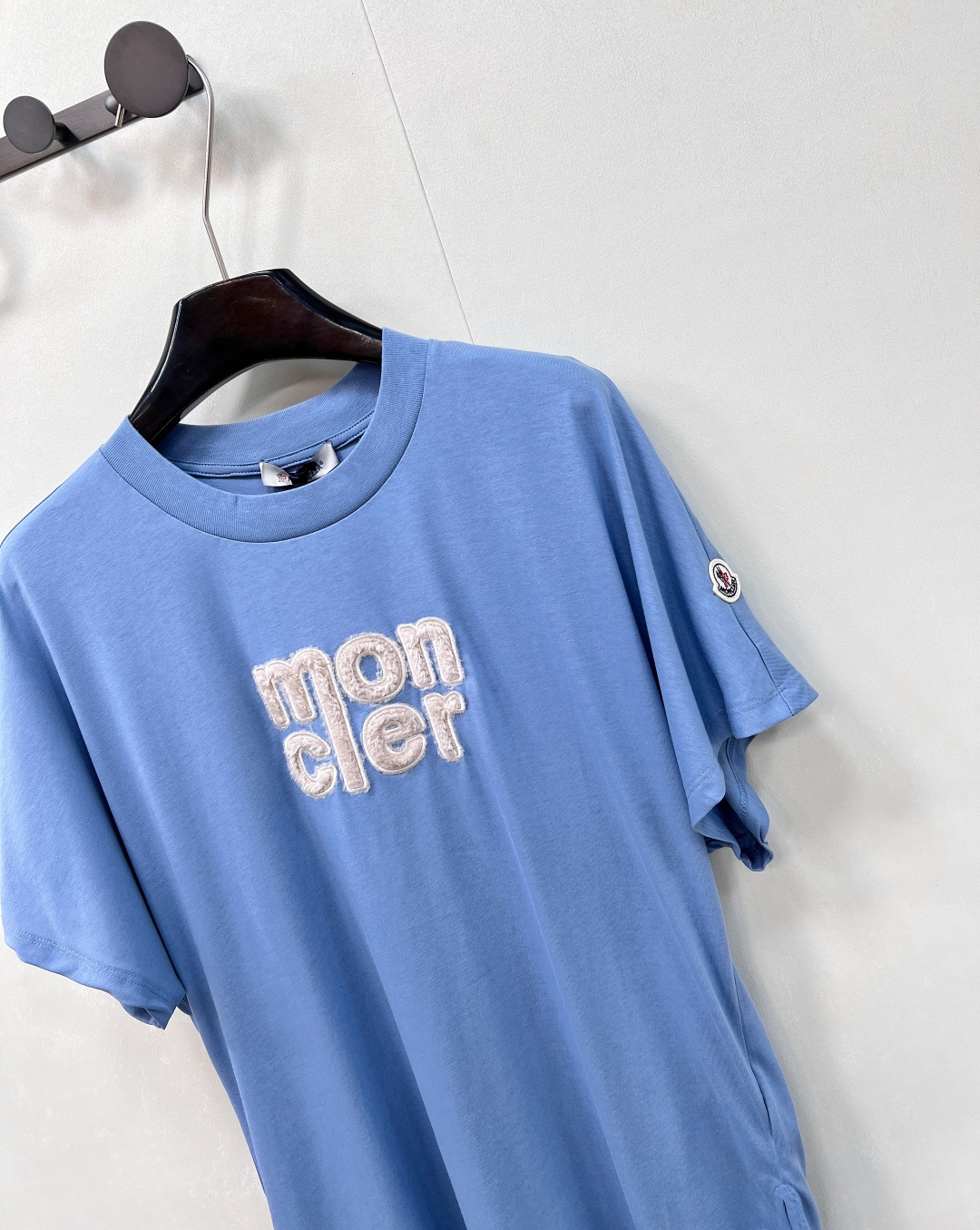 🆕 MONCLER 蒙口立体字母刺绣短袖T恤✨ 胸口字母标志刺绣 —— 经典蒙口徽标点缀，低调彰显品牌基