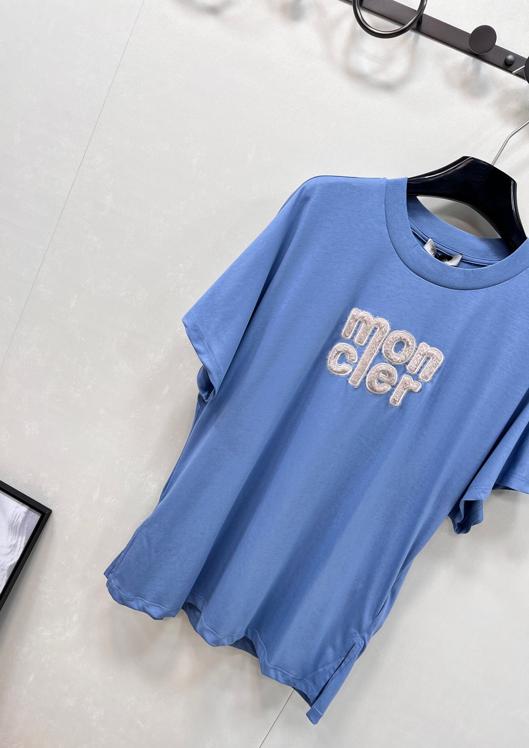🆕 MONCLER 蒙口立体字母刺绣短袖T恤✨ 胸口字母标志刺绣 —— 经典蒙口徽标点缀，低调彰显品牌基