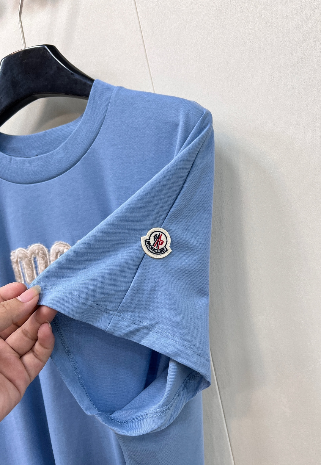 🆕 MONCLER 蒙口立体字母刺绣短袖T恤✨ 胸口字母标志刺绣 —— 经典蒙口徽标点缀，低调彰显品牌基