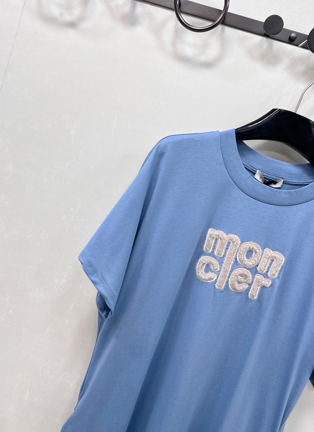 🆕 MONCLER 蒙口立体字母刺绣短袖T恤✨ 胸口字母标志刺绣 —— 经典蒙口徽标点缀，低调彰显品牌基