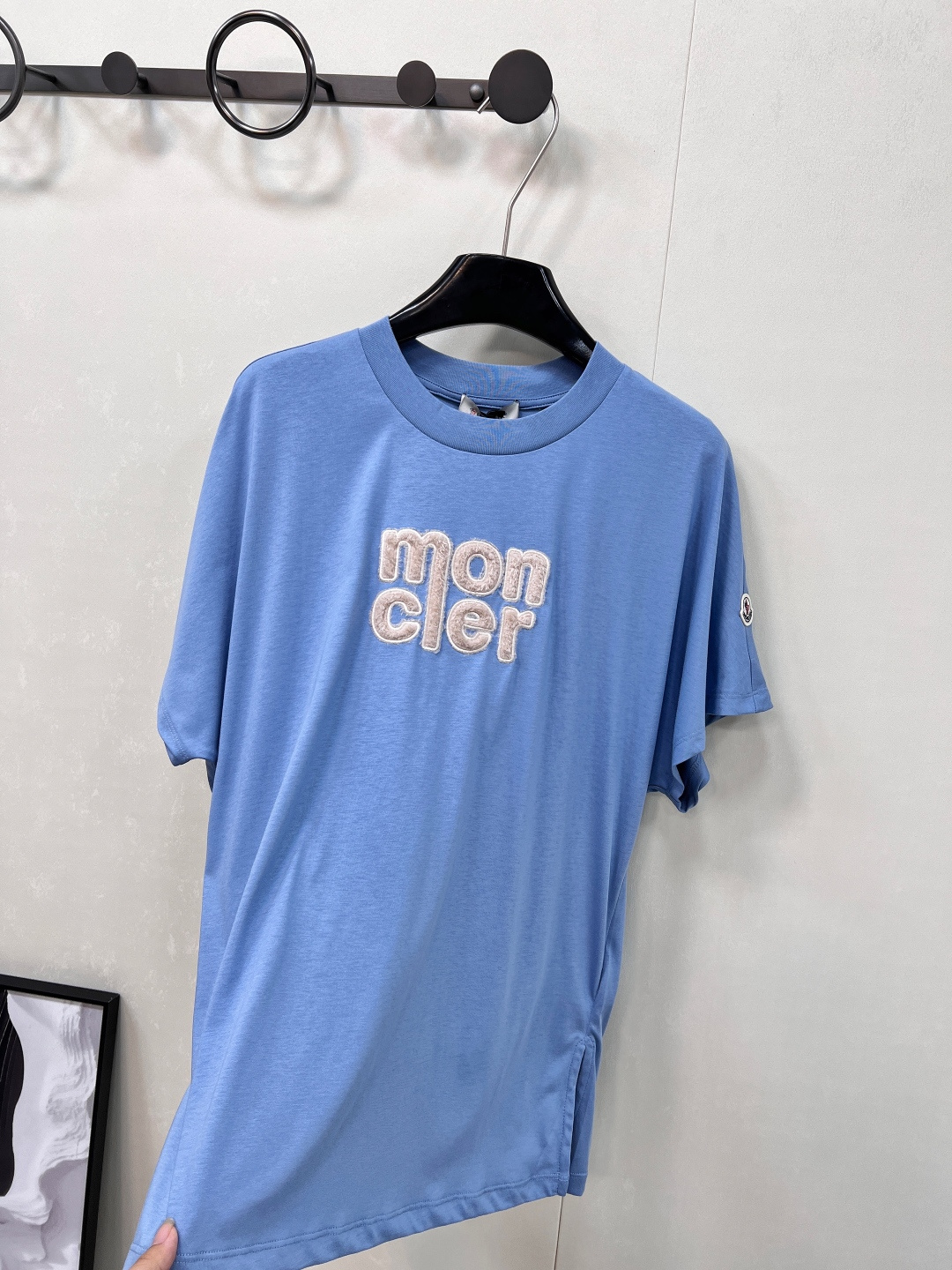 🆕 MONCLER 蒙口立体字母刺绣短袖T恤✨ 胸口字母标志刺绣 —— 经典蒙口徽标点缀，低调彰显品牌基