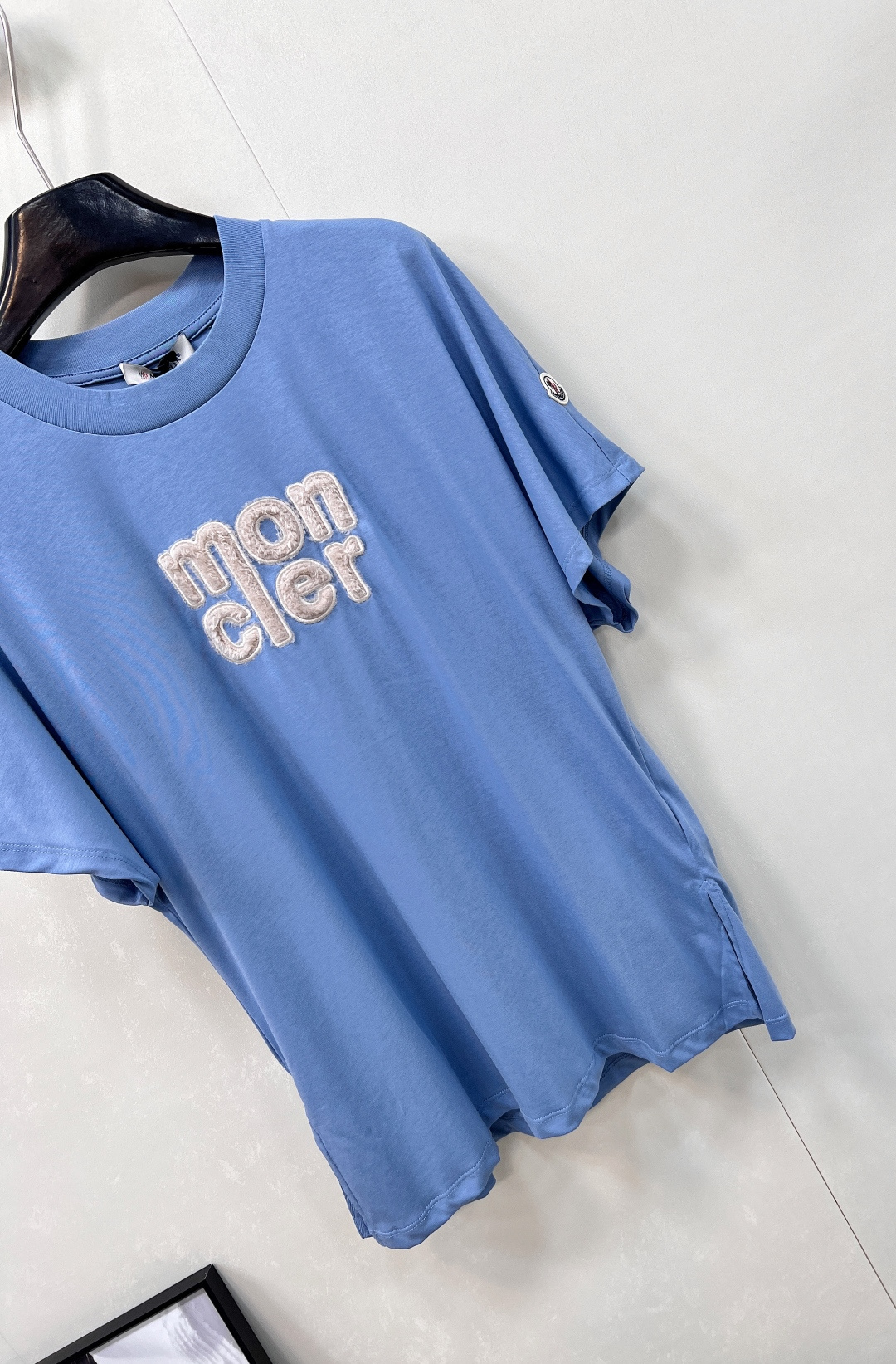 🆕 MONCLER 蒙口立体字母刺绣短袖T恤✨ 胸口字母标志刺绣 —— 经典蒙口徽标点缀，低调彰显品牌基