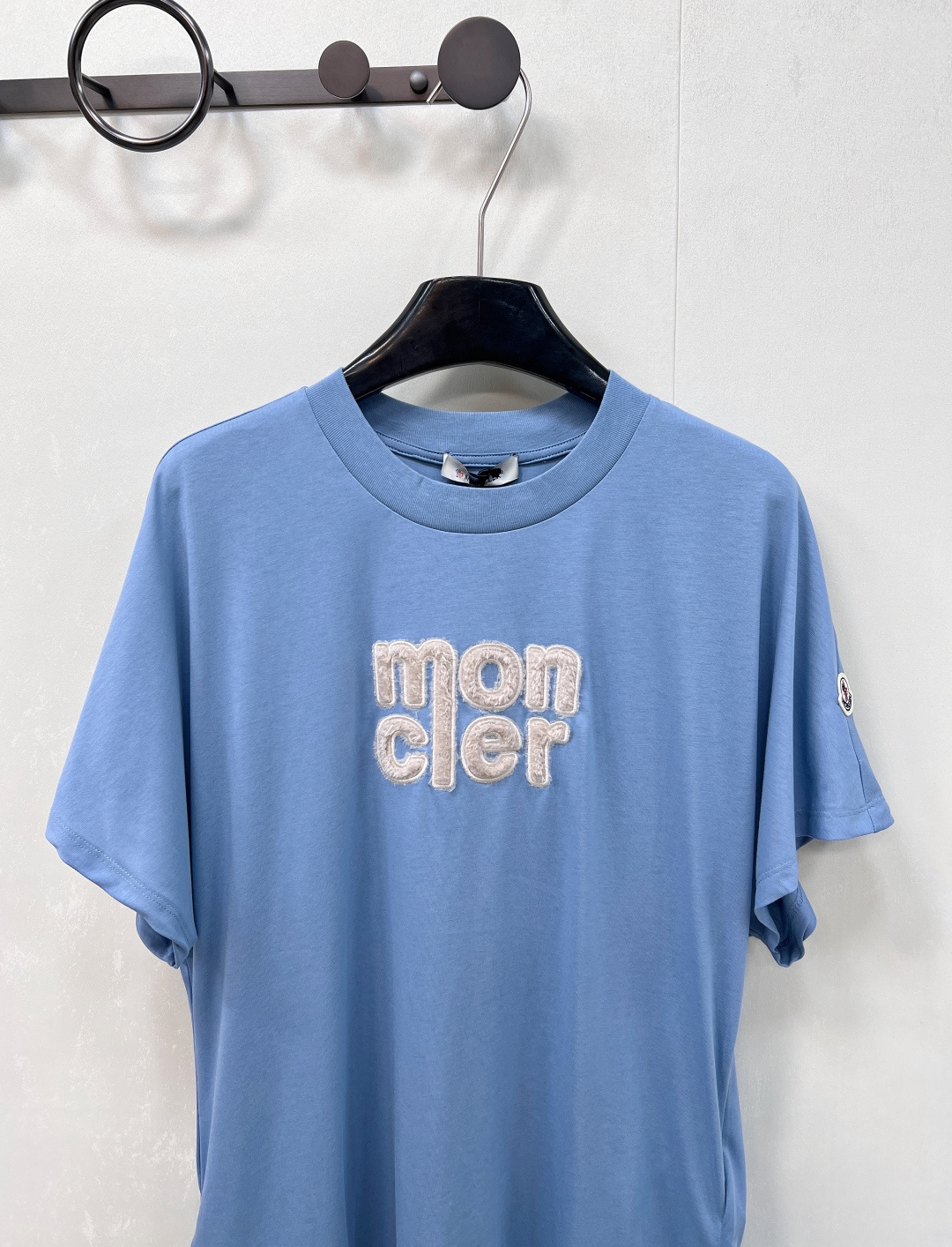 🆕 MONCLER 蒙口立体字母刺绣短袖T恤✨ 胸口字母标志刺绣 —— 经典蒙口徽标点缀，低调彰显品牌基