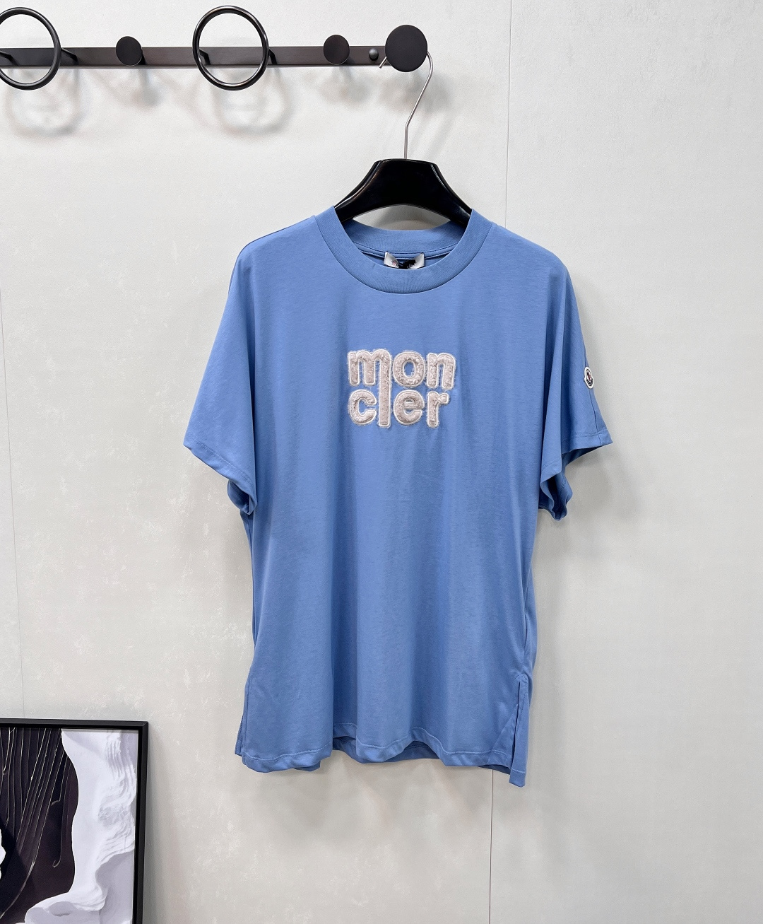 🆕 MONCLER 蒙口立体字母刺绣短袖T恤✨ 胸口字母标志刺绣 —— 经典蒙口徽标点缀，低调彰显品牌基