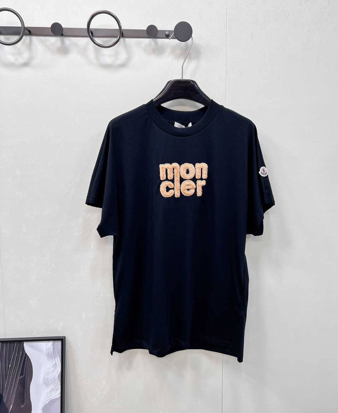 🆕 MONCLER 蒙口立体字母刺绣短袖T恤✨ 胸口字母标志刺绣 —— 经典蒙口徽标点缀，低调彰显品牌基