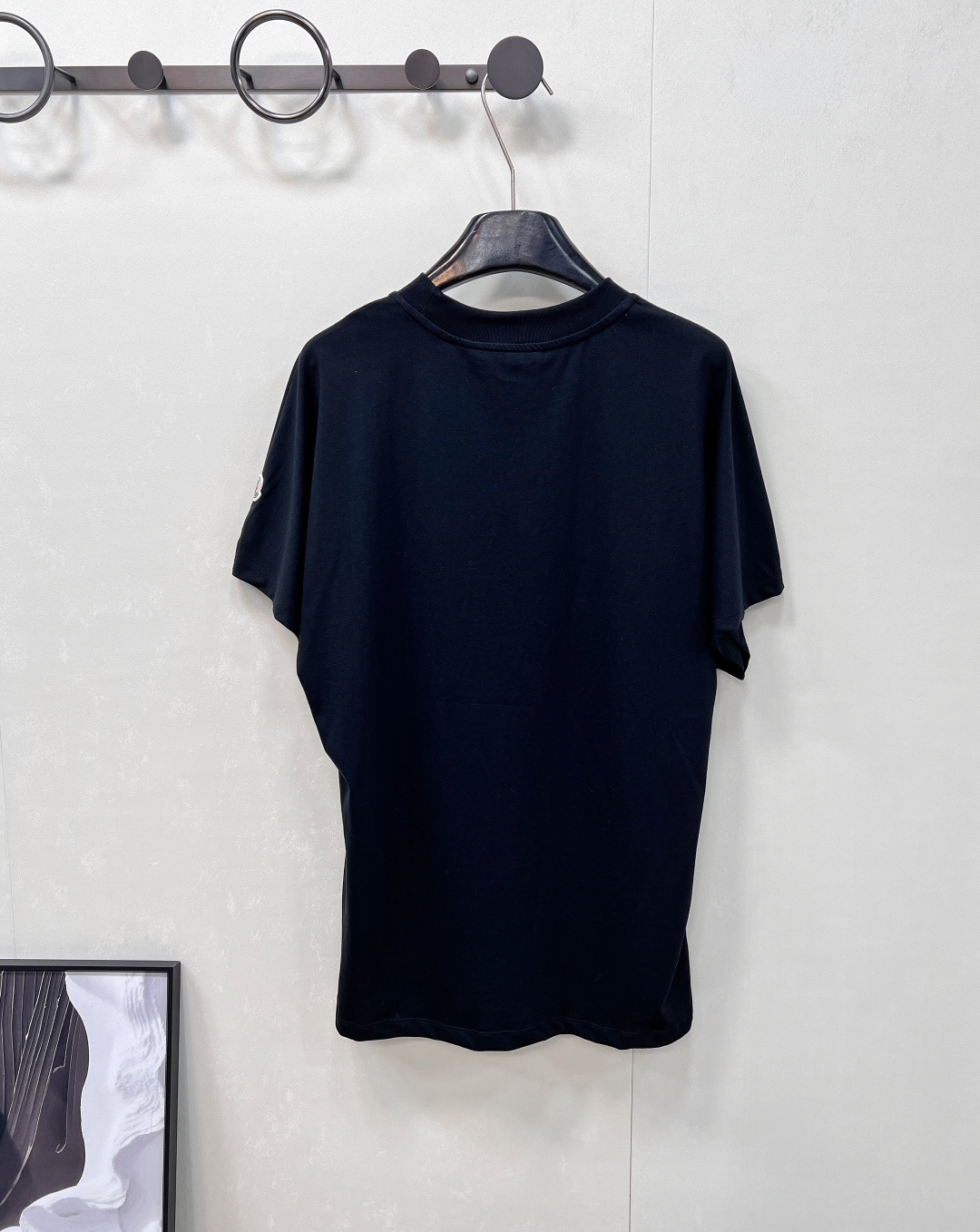 🆕 MONCLER 蒙口立体字母刺绣短袖T恤✨ 胸口字母标志刺绣 —— 经典蒙口徽标点缀，低调彰显品牌基