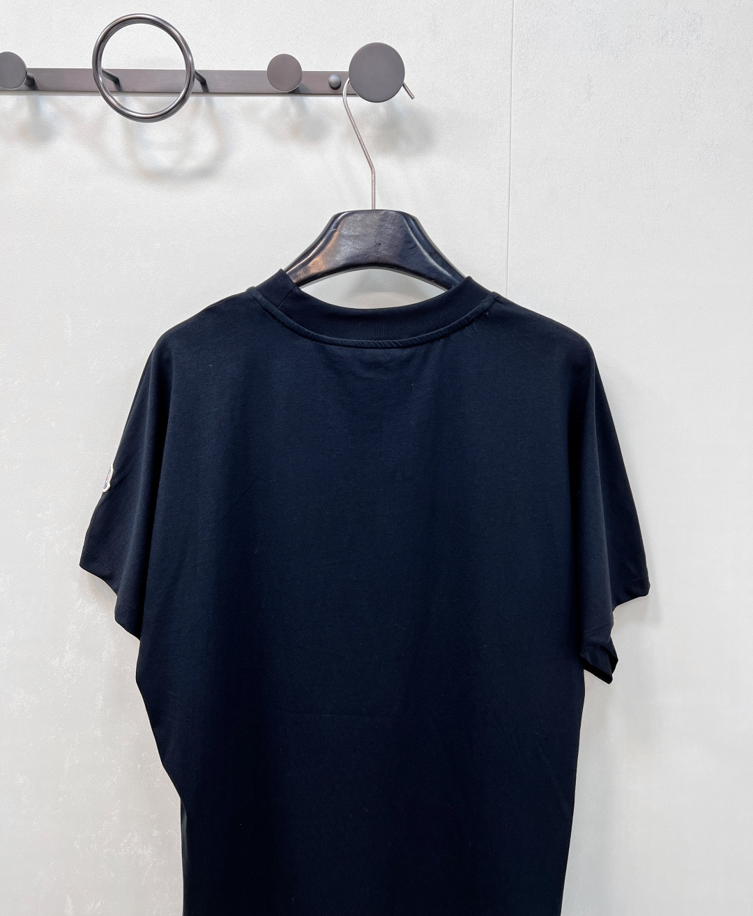 🆕 MONCLER 蒙口立体字母刺绣短袖T恤✨ 胸口字母标志刺绣 —— 经典蒙口徽标点缀，低调彰显品牌基