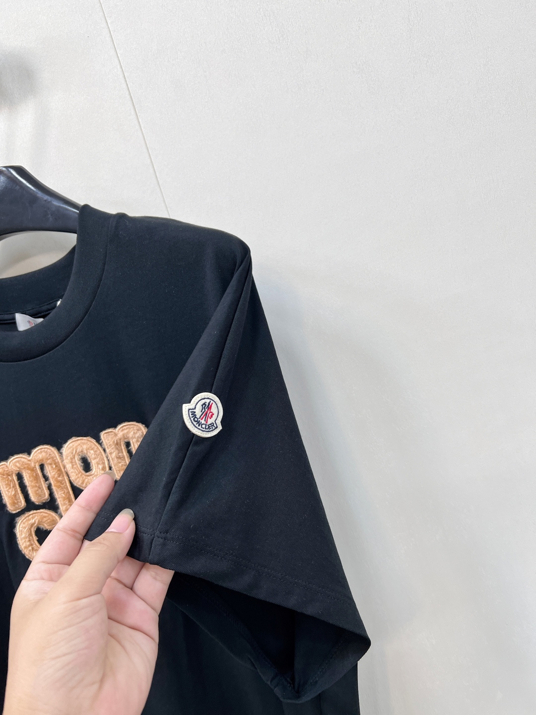 🆕 MONCLER 蒙口立体字母刺绣短袖T恤✨ 胸口字母标志刺绣 —— 经典蒙口徽标点缀，低调彰显品牌基