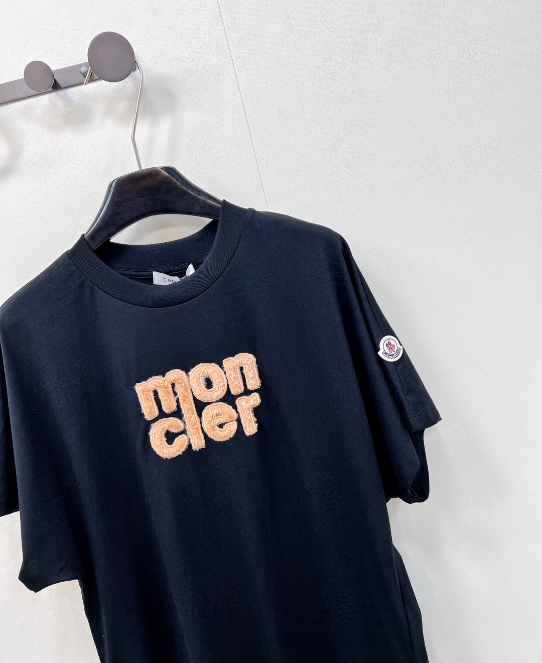 🆕 MONCLER 蒙口立体字母刺绣短袖T恤✨ 胸口字母标志刺绣 —— 经典蒙口徽标点缀，低调彰显品牌基