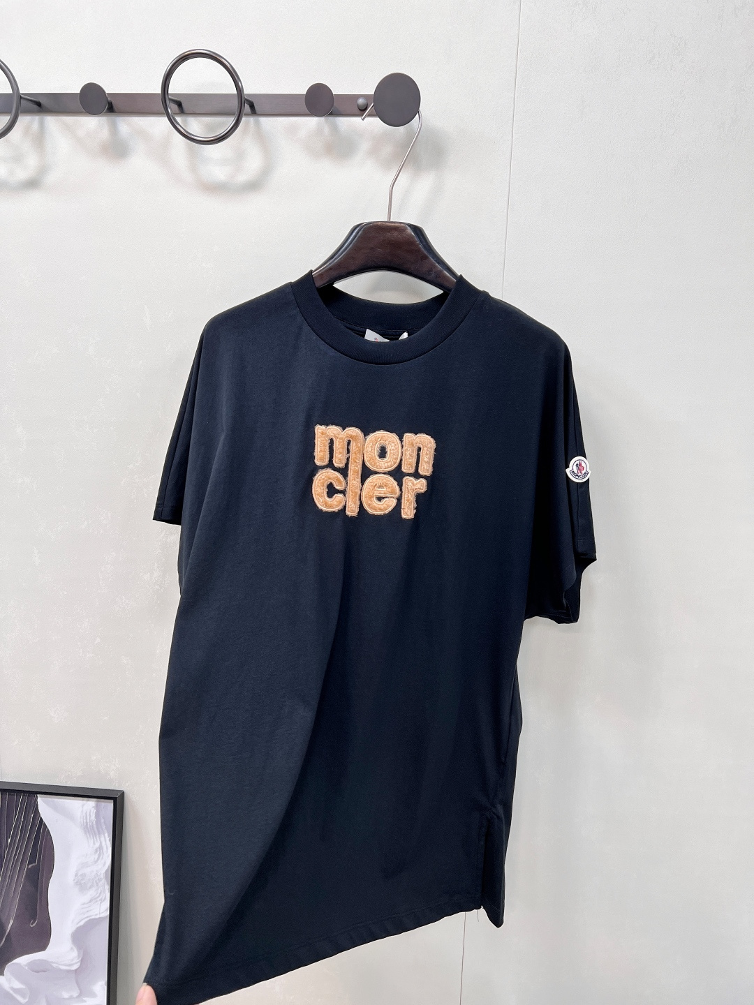 🆕 MONCLER 蒙口立体字母刺绣短袖T恤✨ 胸口字母标志刺绣 —— 经典蒙口徽标点缀，低调彰显品牌基