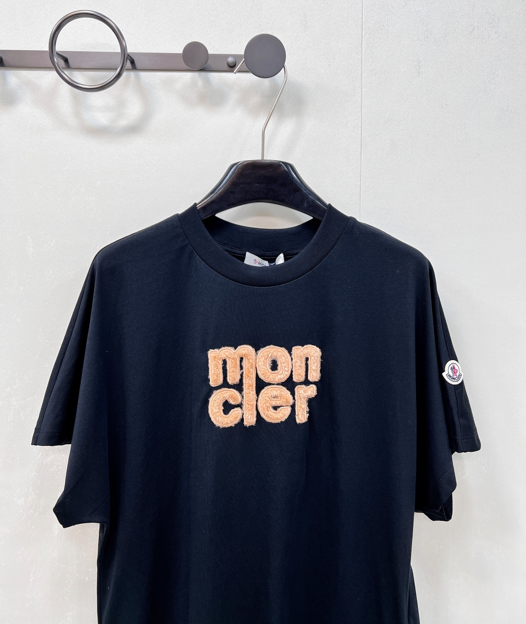 🆕 MONCLER 蒙口立体字母刺绣短袖T恤✨ 胸口字母标志刺绣 —— 经典蒙口徽标点缀，低调彰显品牌基