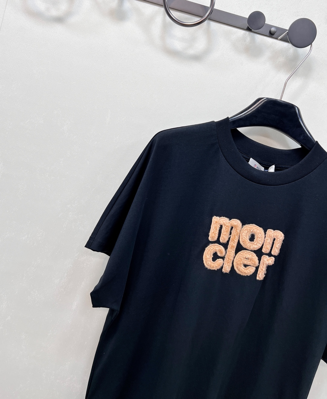 🆕 MONCLER 蒙口立体字母刺绣短袖T恤✨ 胸口字母标志刺绣 —— 经典蒙口徽标点缀，低调彰显品牌基