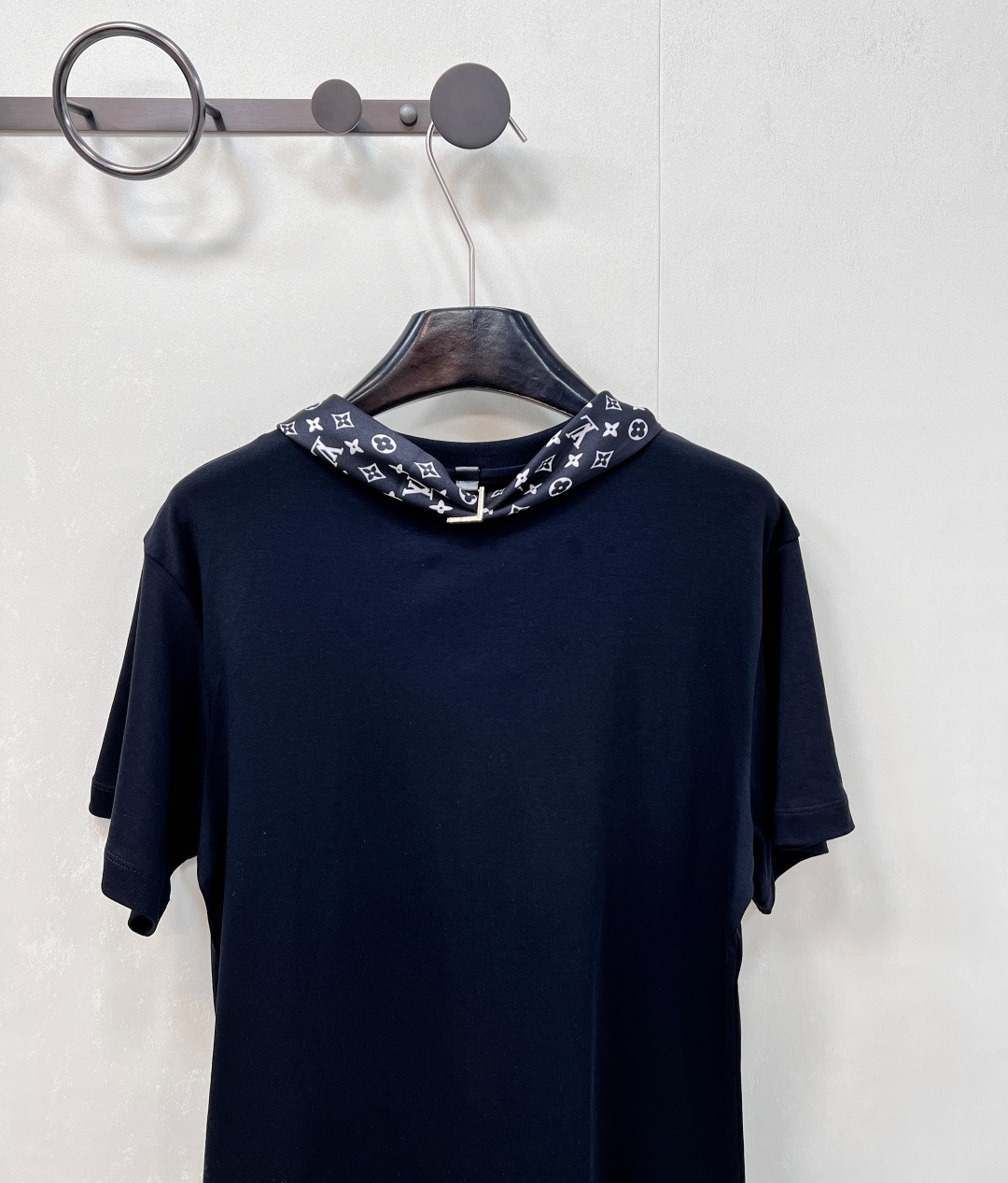 🆕Louis Vuitton2025新款圆领丝巾短袖T恤，定制YB斜纹全棉材质 透气舒适 质感十足 常规