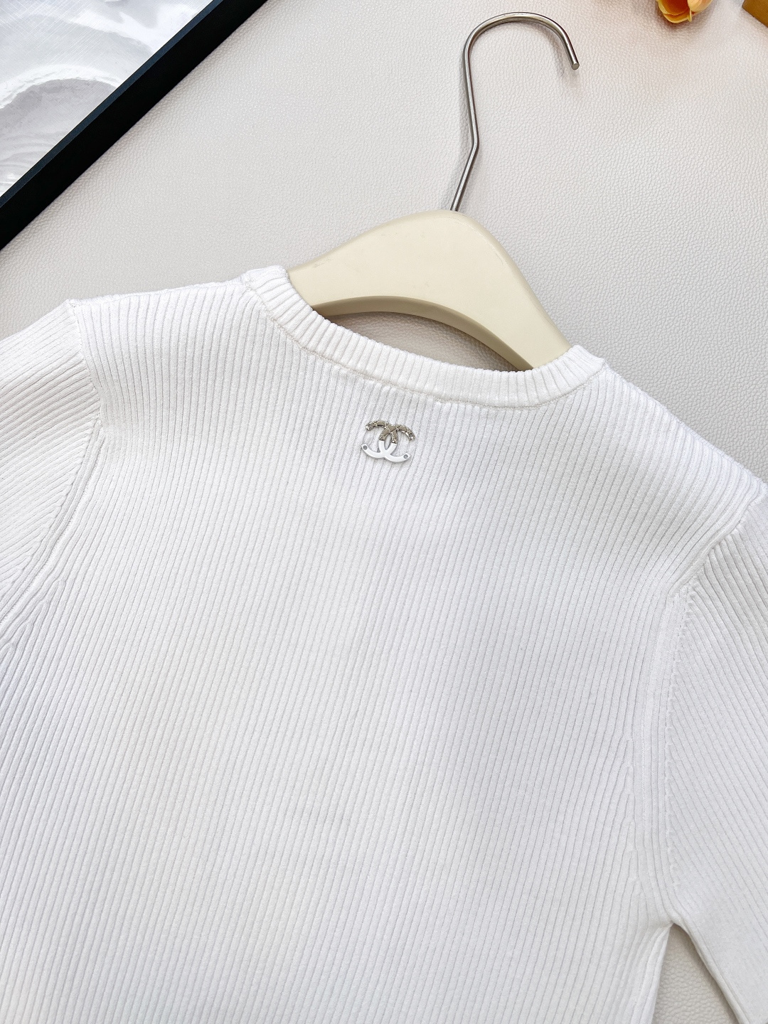 🆕Chanel2025SS新款镂空针织短袖上衣，定制YB进口纱线织造 肌理细腻 舒适有型 圆领针织短袖剪