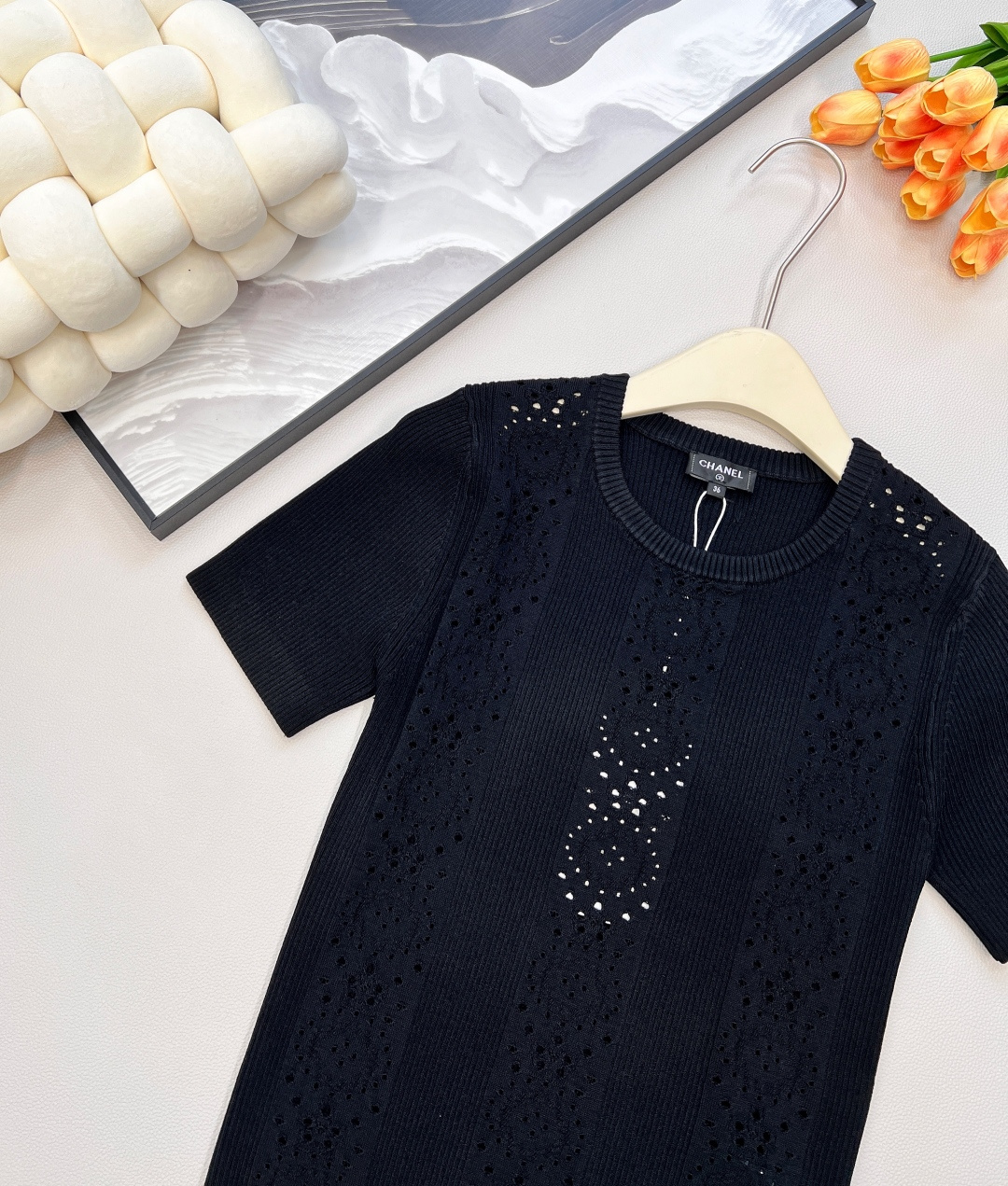 🆕Chanel2025SS新款镂空针织短袖上衣，定制YB进口纱线织造 肌理细腻 舒适有型 圆领针织短袖剪