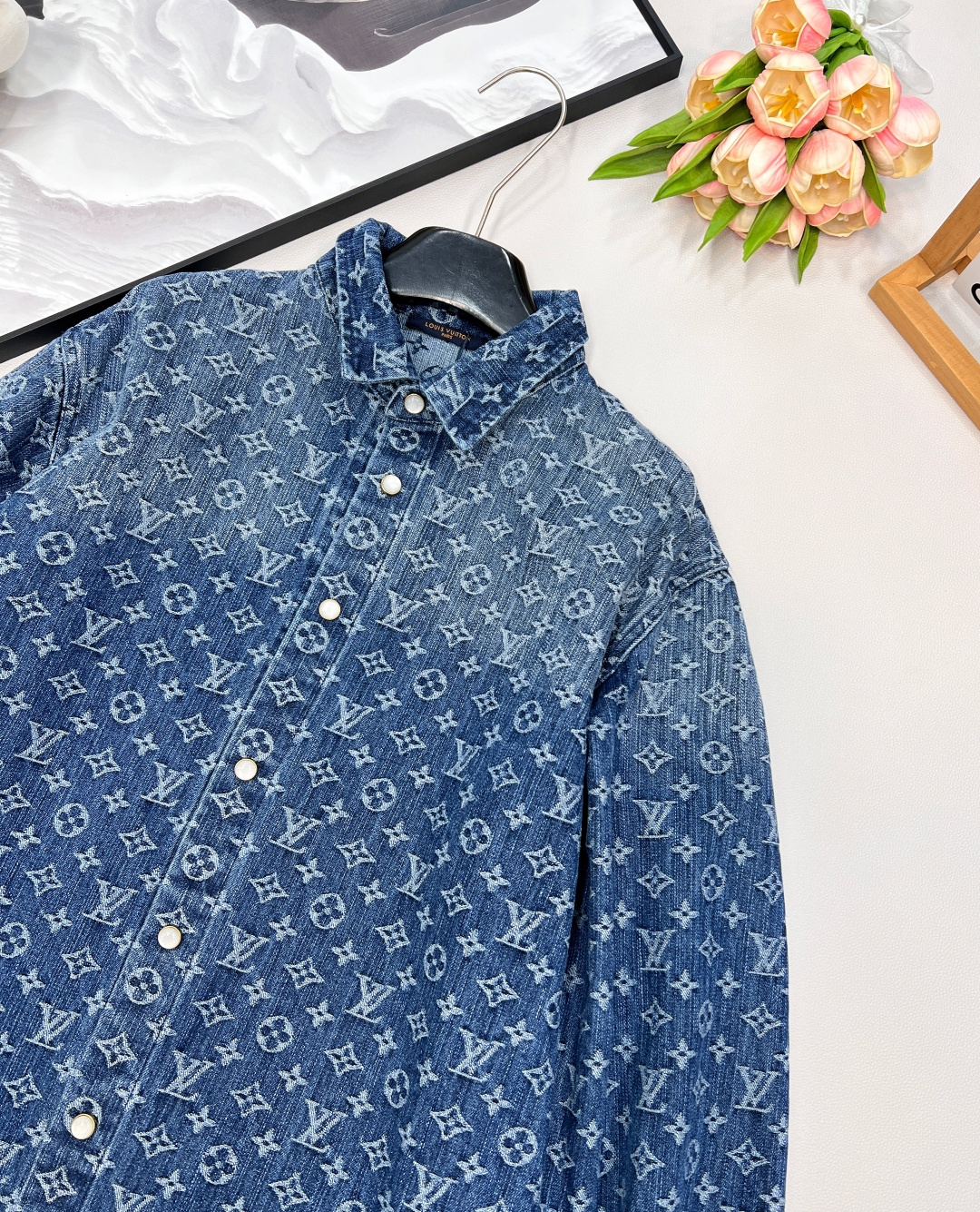🆕 LOUIS VUITTON 提花满印牛仔衬衫外套 以标志性 Monogram 提花满印诠释丹宁风尚，