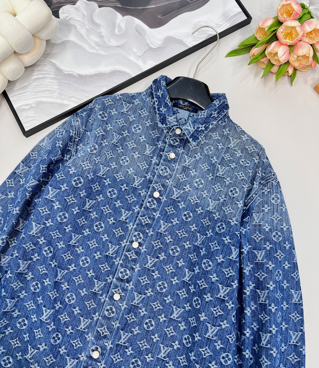 🆕 LOUIS VUITTON 提花满印牛仔衬衫外套 以标志性 Monogram 提花满印诠释丹宁风尚，