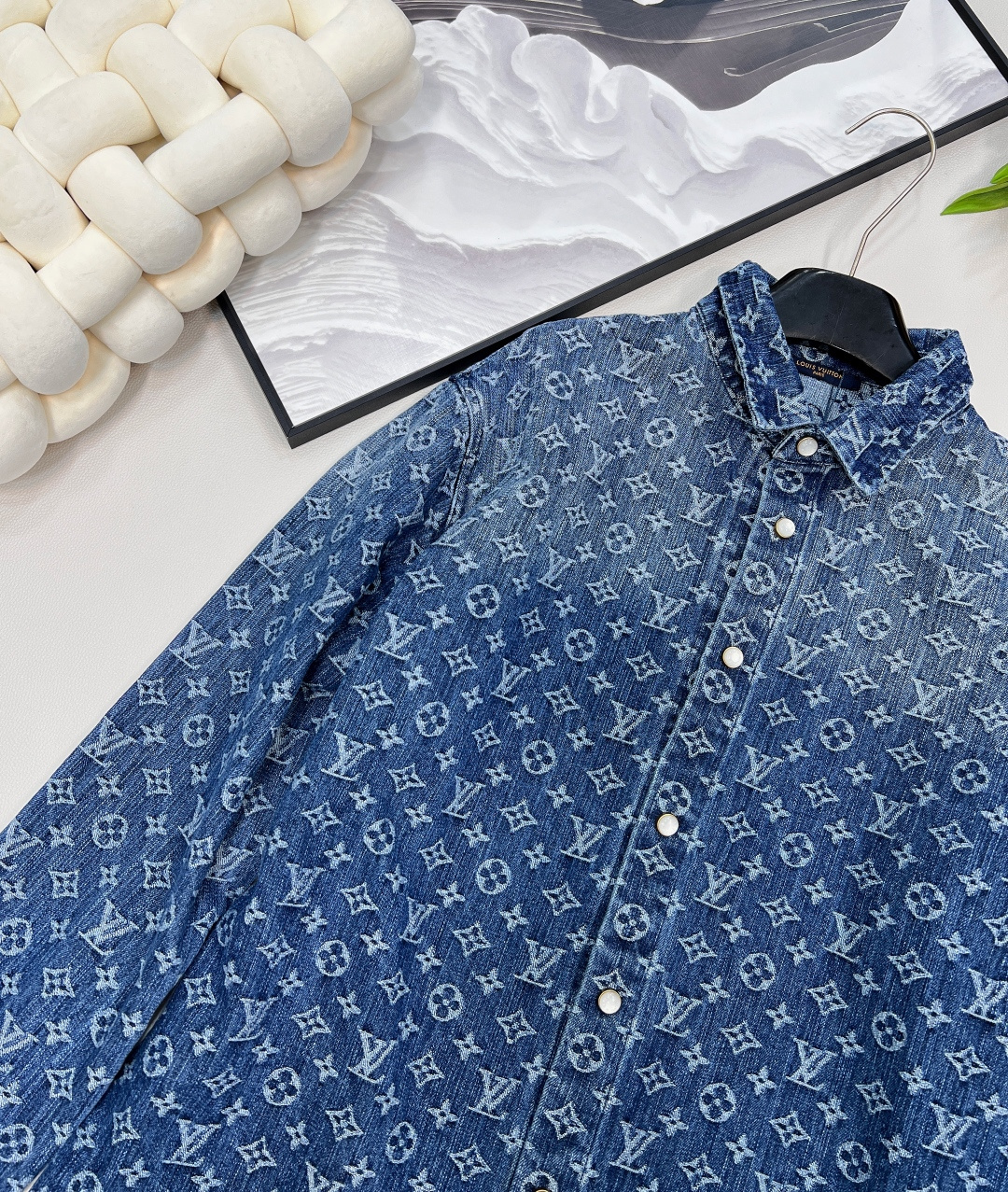 🆕 LOUIS VUITTON 提花满印牛仔衬衫外套 以标志性 Monogram 提花满印诠释丹宁风尚，