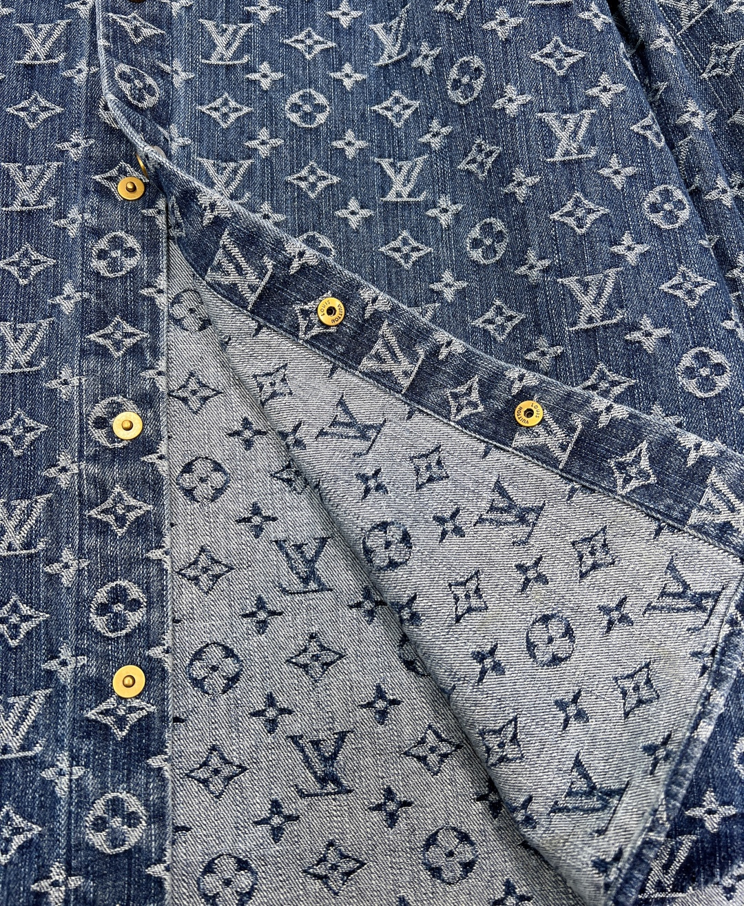 🆕 LOUIS VUITTON 提花满印牛仔衬衫外套 以标志性 Monogram 提花满印诠释丹宁风尚，