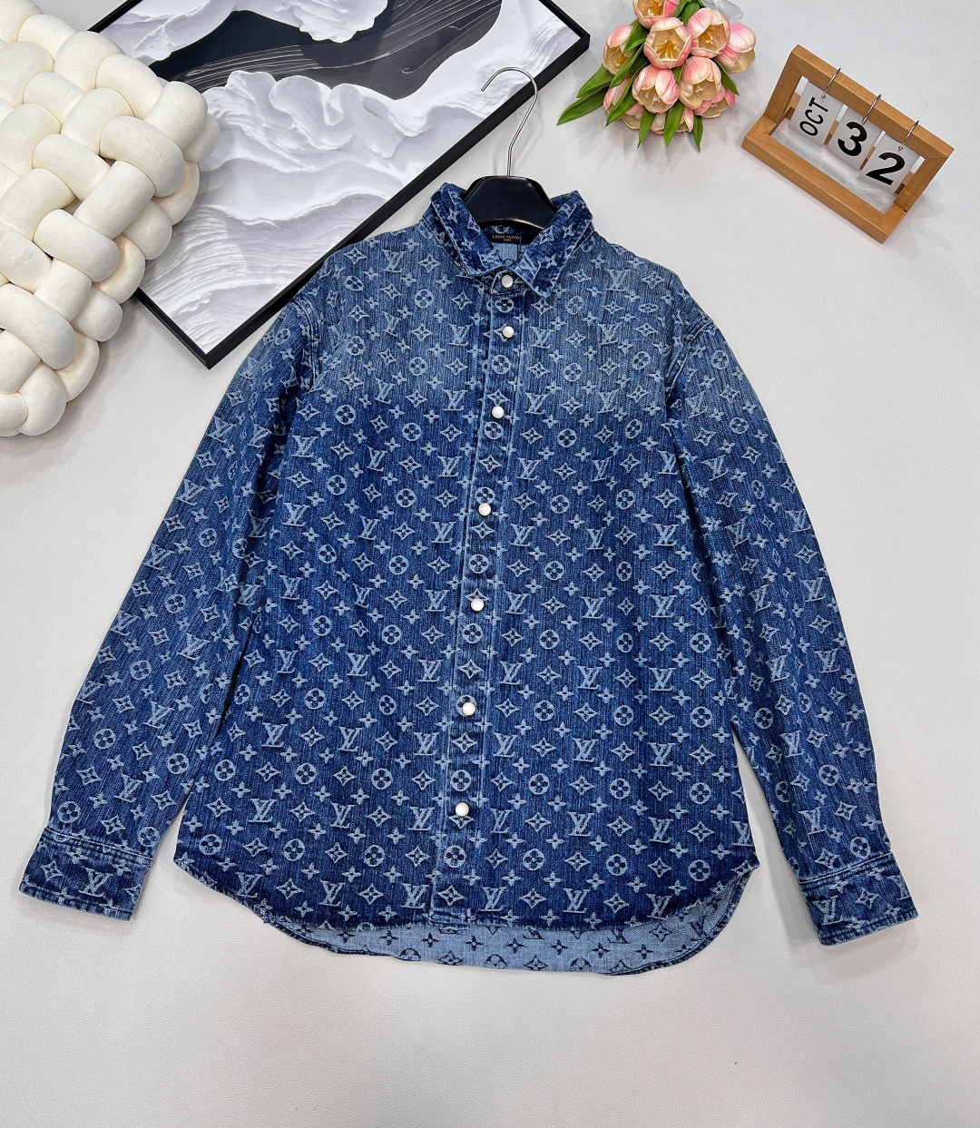 🆕 LOUIS VUITTON 提花满印牛仔衬衫外套 以标志性 Monogram 提花满印诠释丹宁风尚，