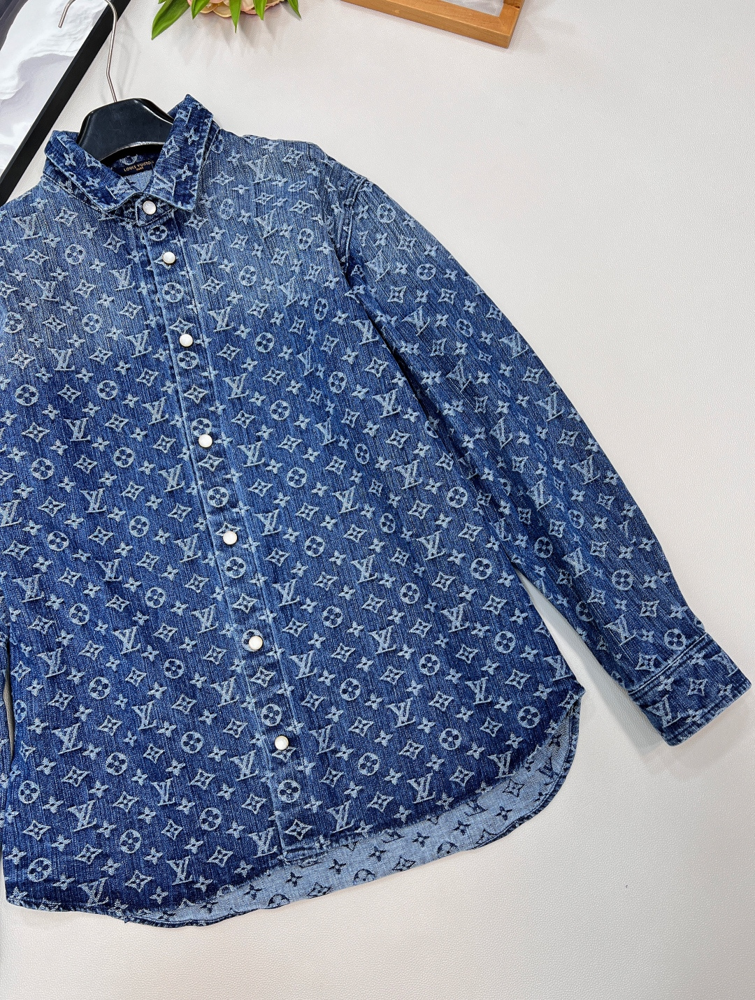 🆕 LOUIS VUITTON 提花满印牛仔衬衫外套 以标志性 Monogram 提花满印诠释丹宁风尚，
