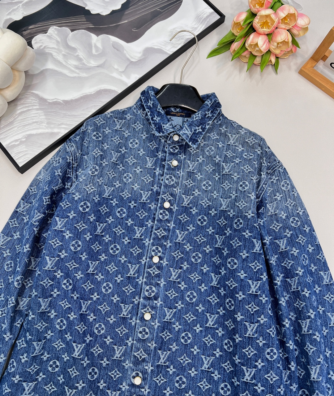 🆕 LOUIS VUITTON 提花满印牛仔衬衫外套 以标志性 Monogram 提花满印诠释丹宁风尚，