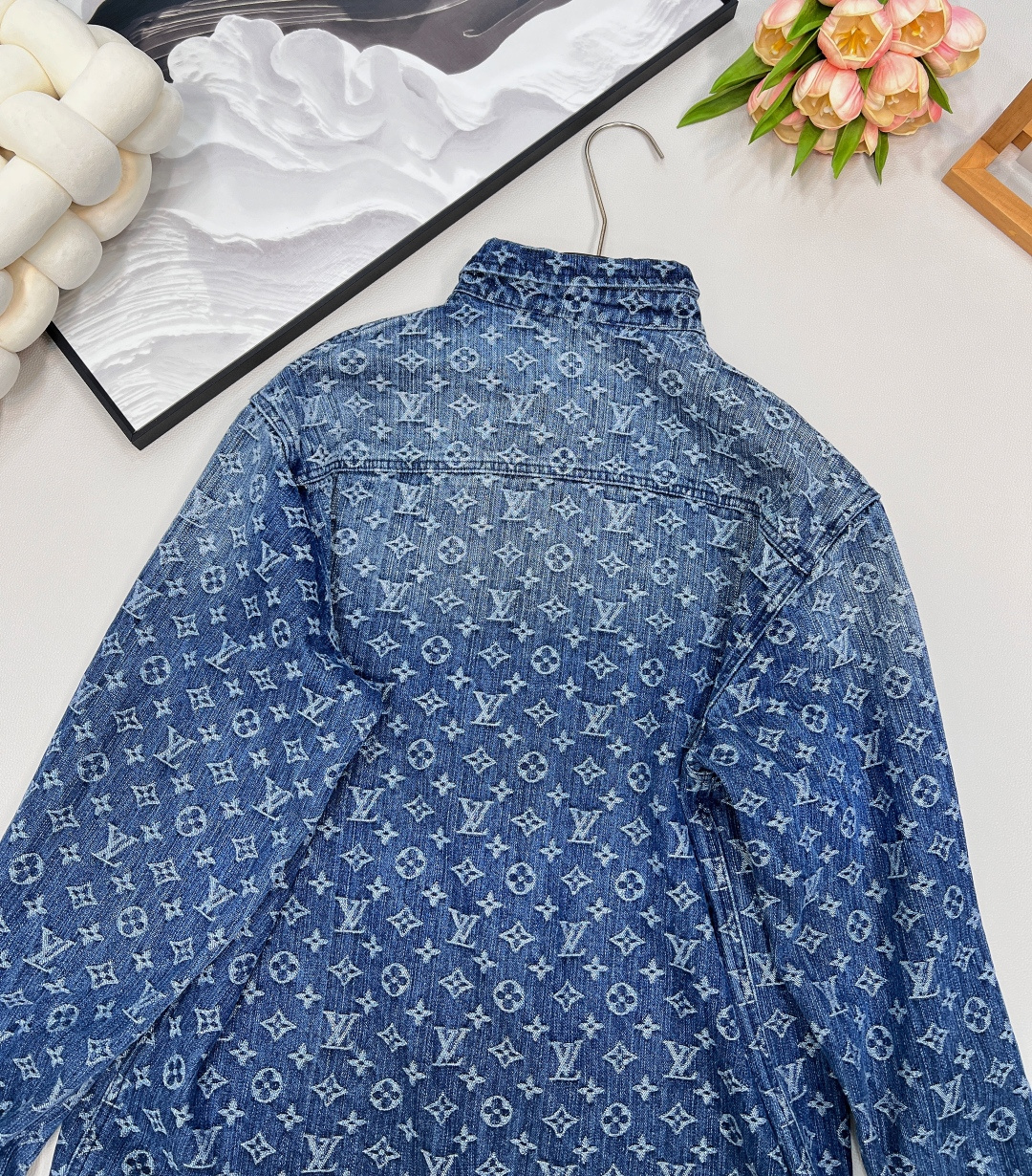 🆕 LOUIS VUITTON 提花满印牛仔衬衫外套 以标志性 Monogram 提花满印诠释丹宁风尚，