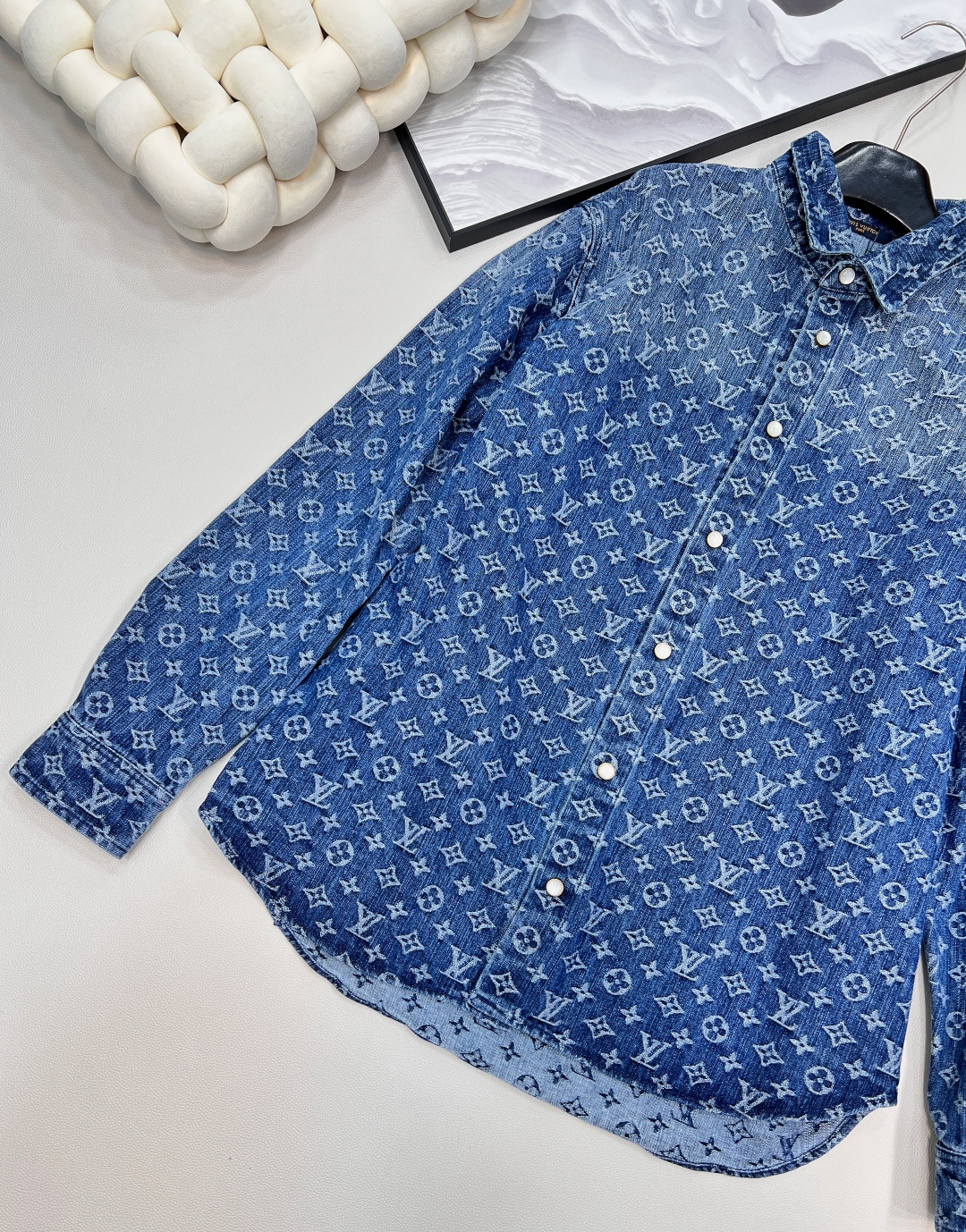 🆕 LOUIS VUITTON 提花满印牛仔衬衫外套 以标志性 Monogram 提花满印诠释丹宁风尚，