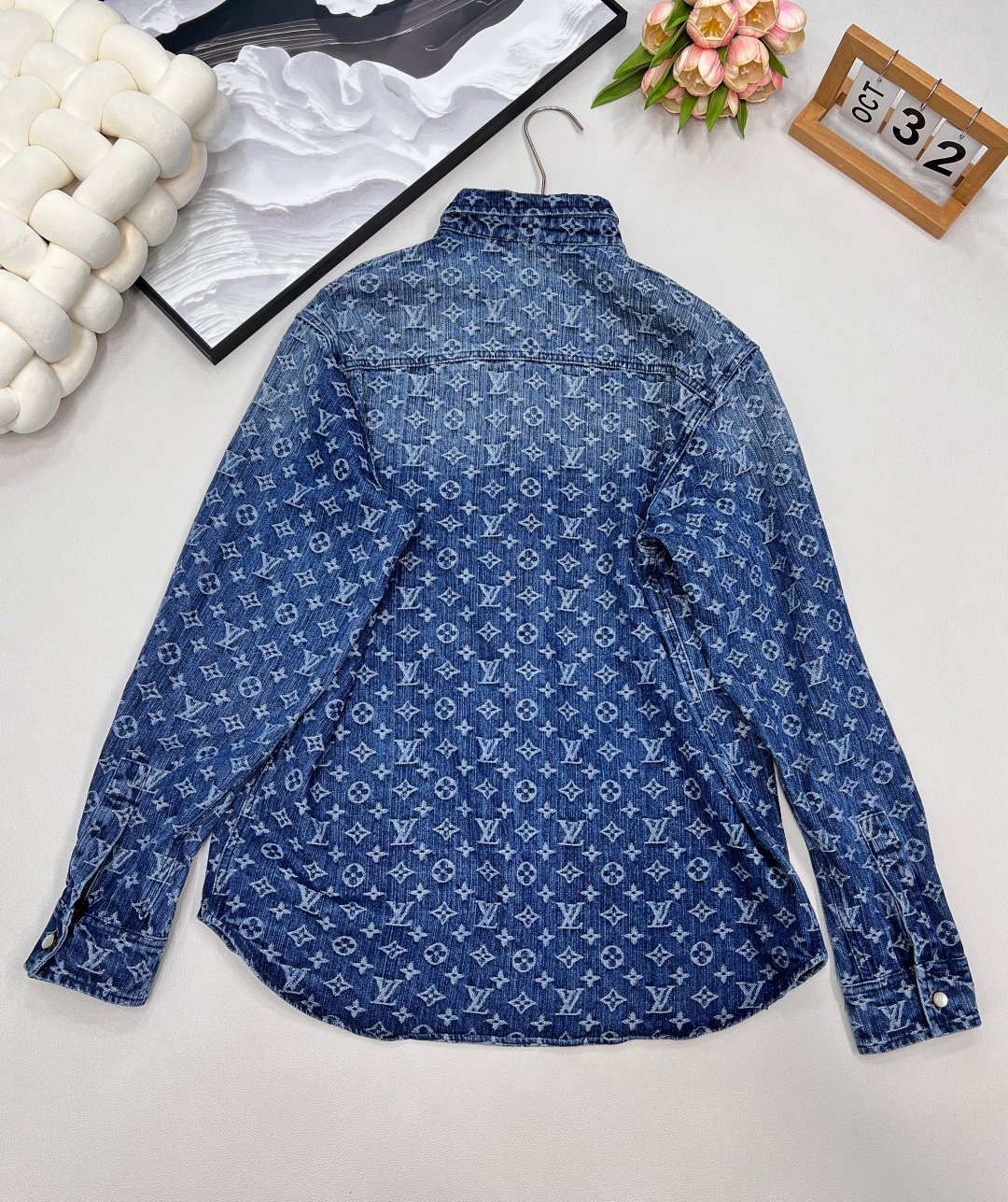 🆕 LOUIS VUITTON 提花满印牛仔衬衫外套 以标志性 Monogram 提花满印诠释丹宁风尚，