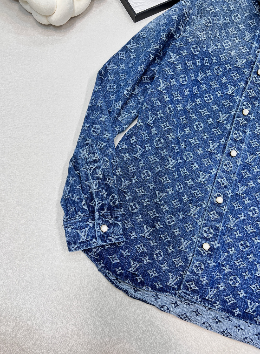 🆕 LOUIS VUITTON 提花满印牛仔衬衫外套 以标志性 Monogram 提花满印诠释丹宁风尚，