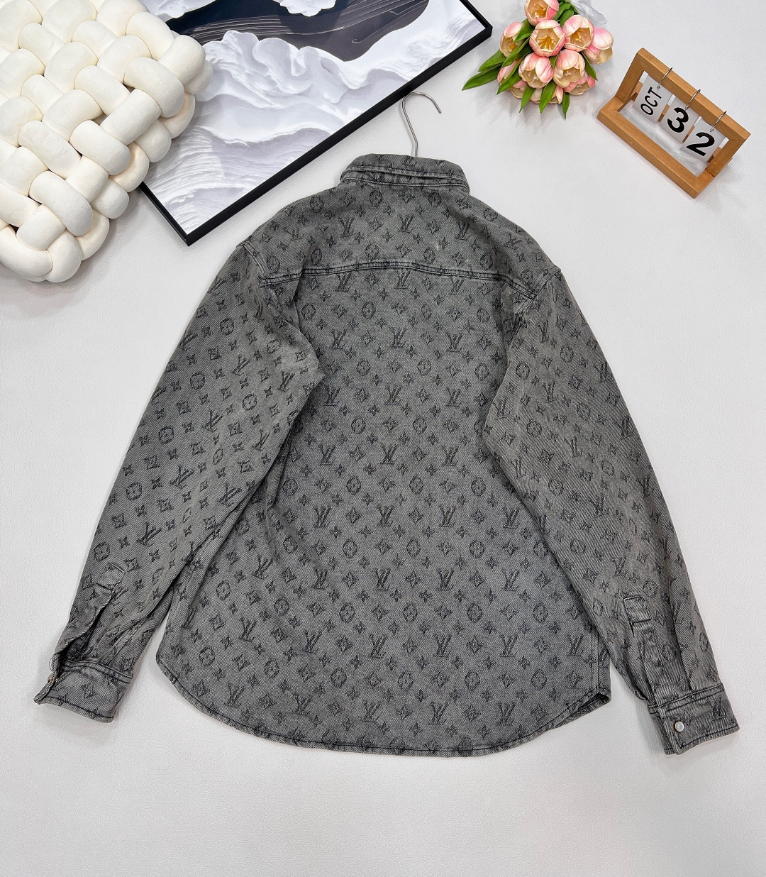 🆕 LOUIS VUITTON 提花满印牛仔衬衫外套 以标志性 Monogram 提花满印诠释丹宁风尚，