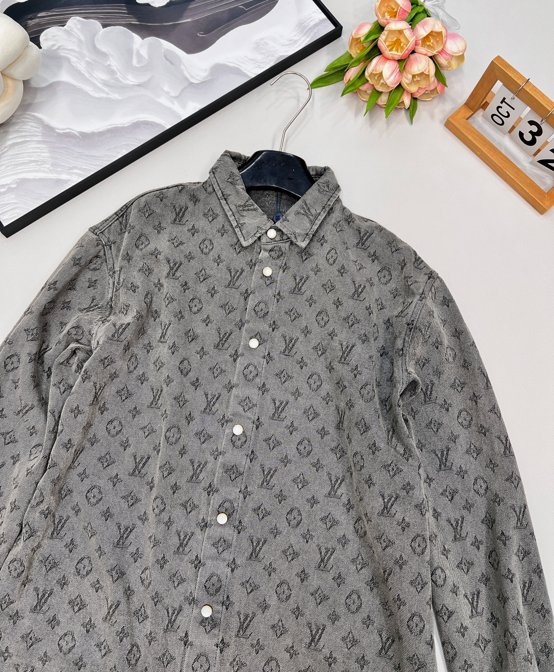 🆕 LOUIS VUITTON 提花满印牛仔衬衫外套 以标志性 Monogram 提花满印诠释丹宁风尚，