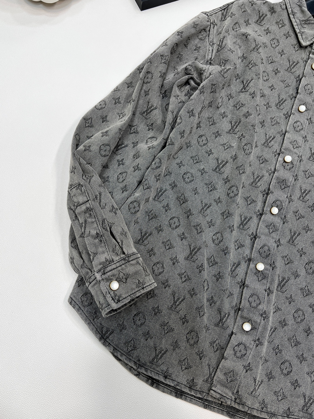 🆕 LOUIS VUITTON 提花满印牛仔衬衫外套 以标志性 Monogram 提花满印诠释丹宁风尚，