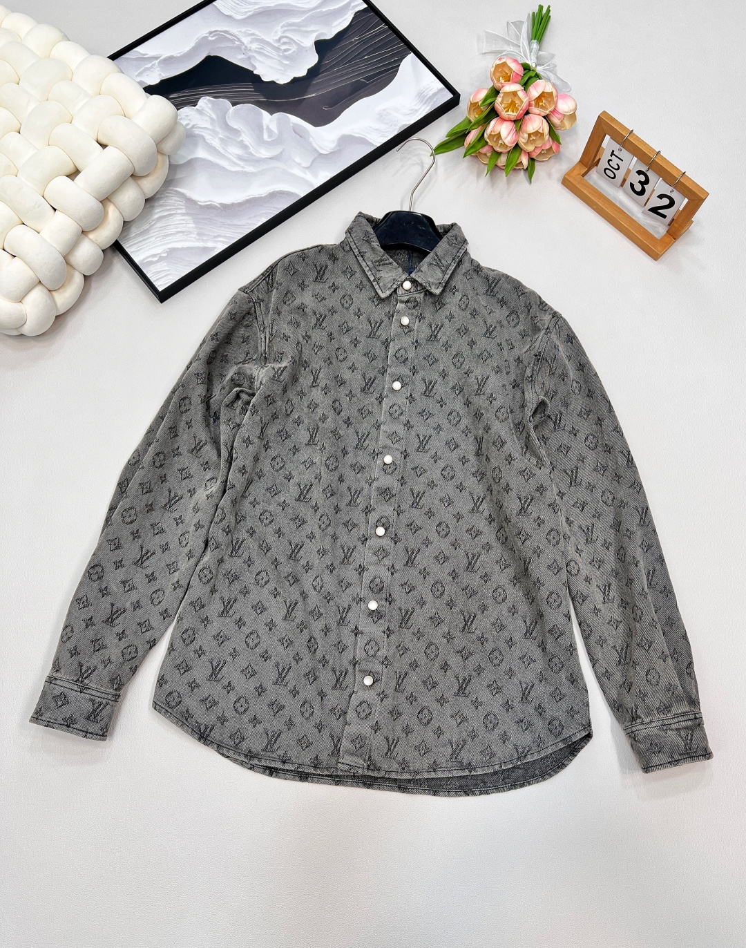 🆕 LOUIS VUITTON 提花满印牛仔衬衫外套 以标志性 Monogram 提花满印诠释丹宁风尚，