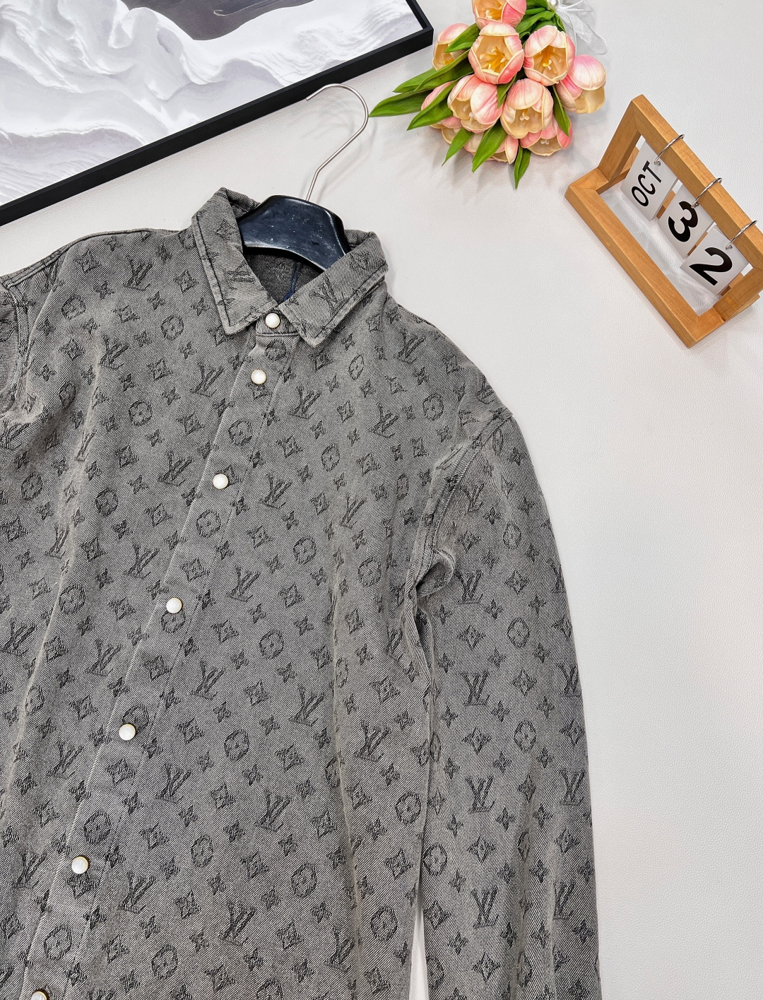 🆕 LOUIS VUITTON 提花满印牛仔衬衫外套 以标志性 Monogram 提花满印诠释丹宁风尚，