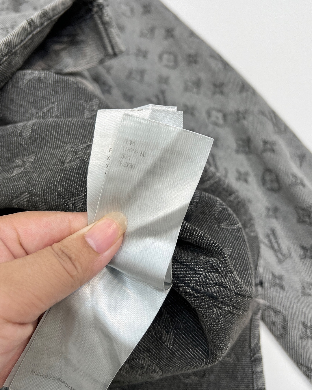 🆕 LOUIS VUITTON 提花满印牛仔衬衫外套 以标志性 Monogram 提花满印诠释丹宁风尚，