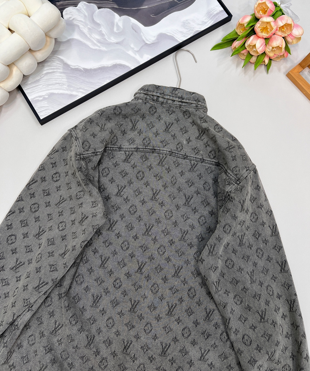 🆕 LOUIS VUITTON 提花满印牛仔衬衫外套 以标志性 Monogram 提花满印诠释丹宁风尚，
