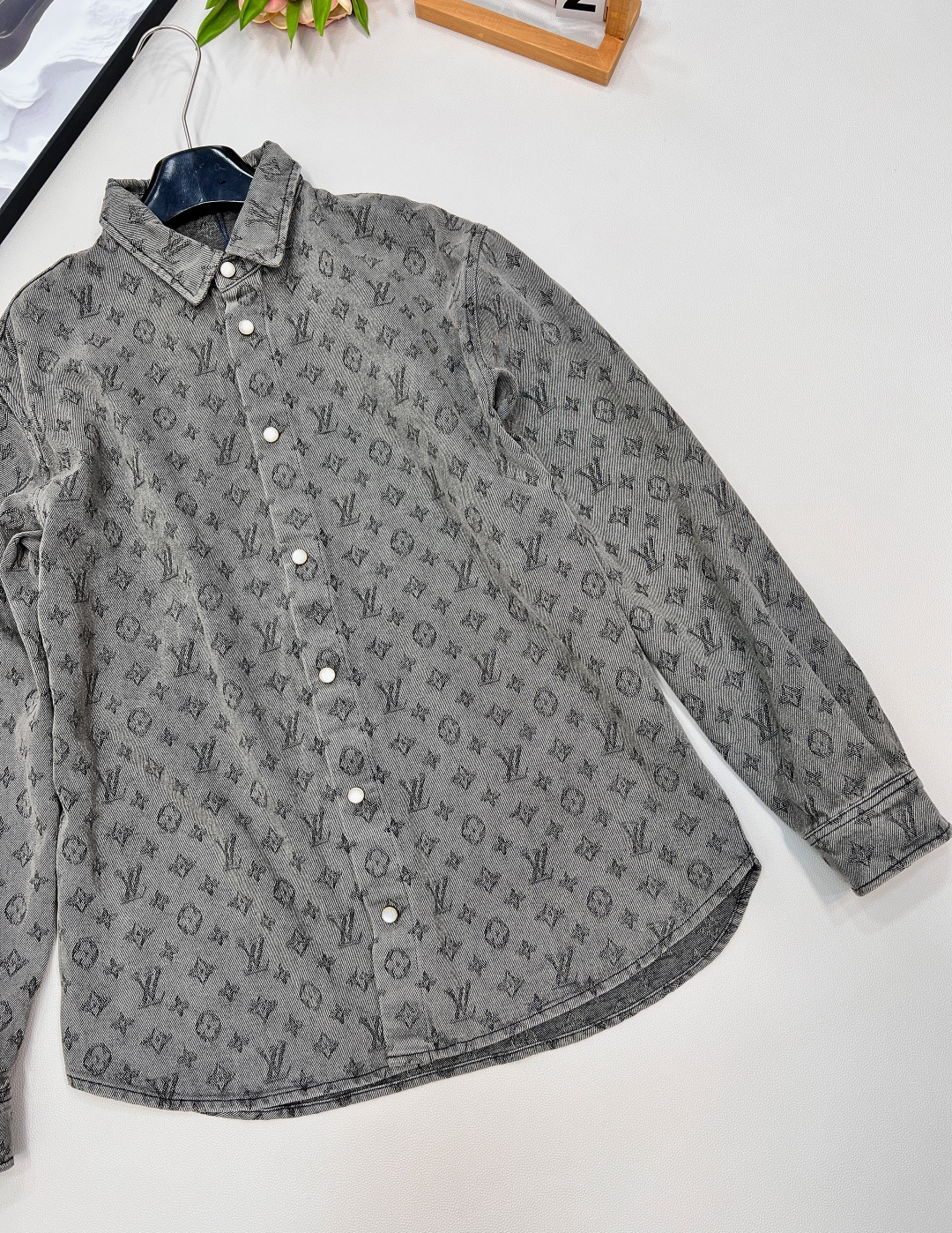 🆕 LOUIS VUITTON 提花满印牛仔衬衫外套 以标志性 Monogram 提花满印诠释丹宁风尚，