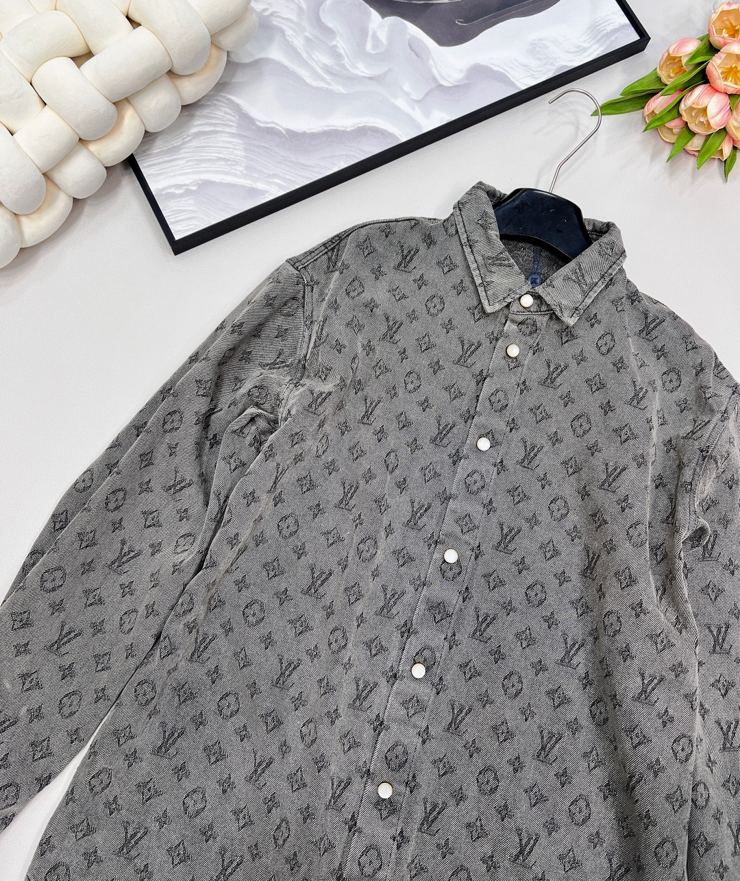 🆕 LOUIS VUITTON 提花满印牛仔衬衫外套 以标志性 Monogram 提花满印诠释丹宁风尚，