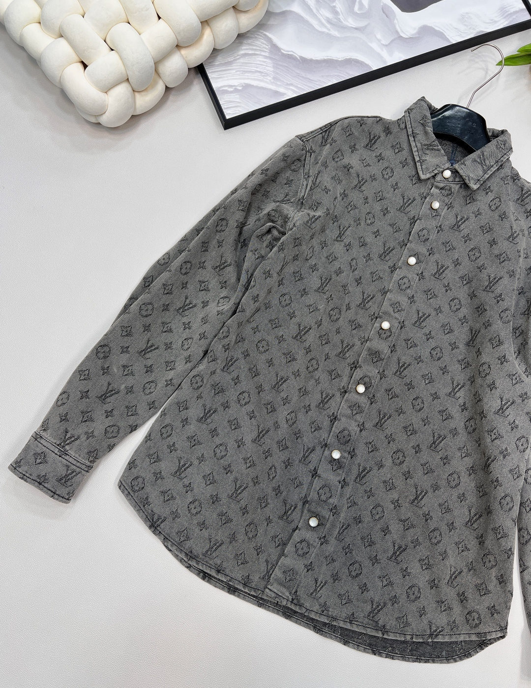 🆕 LOUIS VUITTON 提花满印牛仔衬衫外套 以标志性 Monogram 提花满印诠释丹宁风尚，